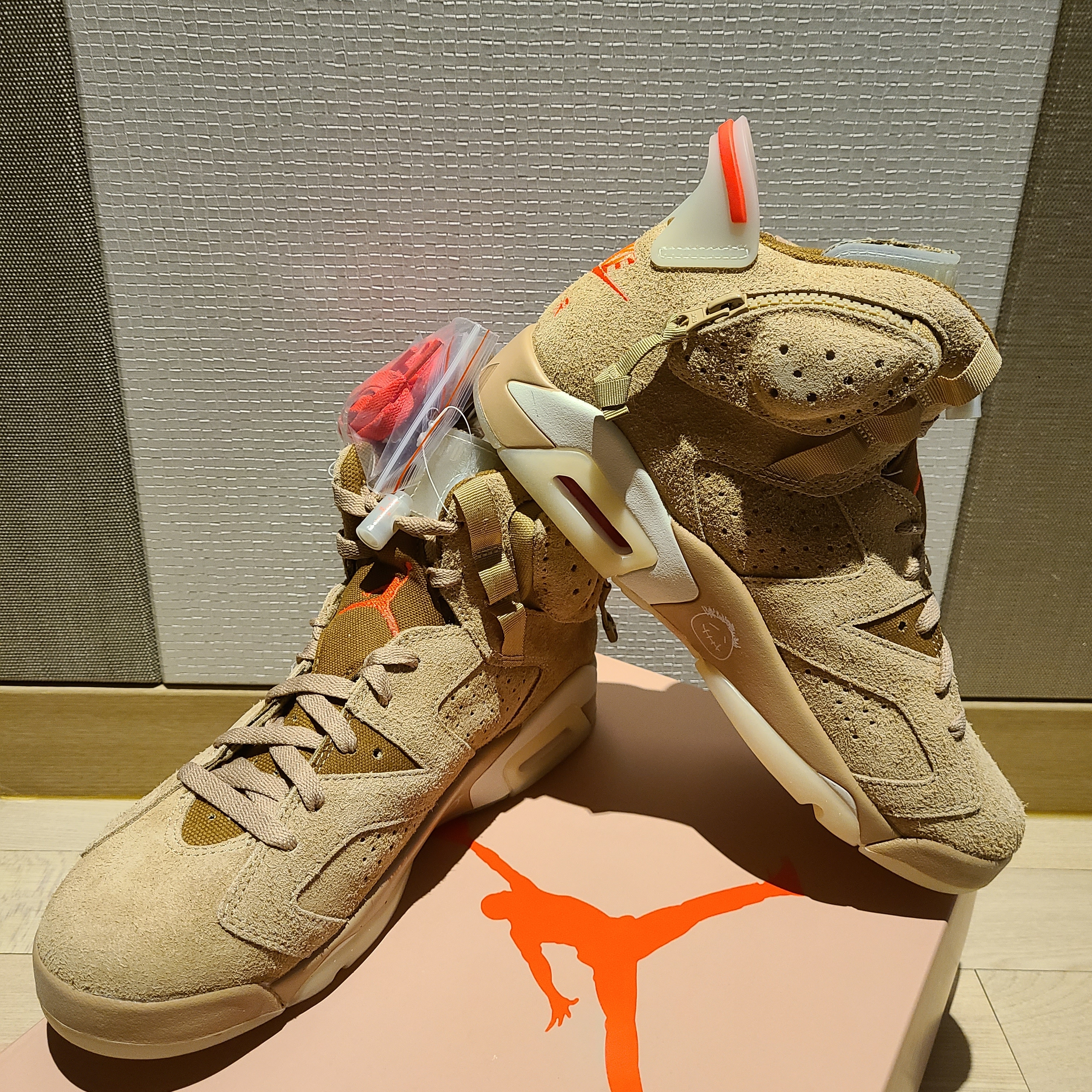 Jordan 6 x Travis Scott Retro SP British Khaki 착용 스타일 - 1