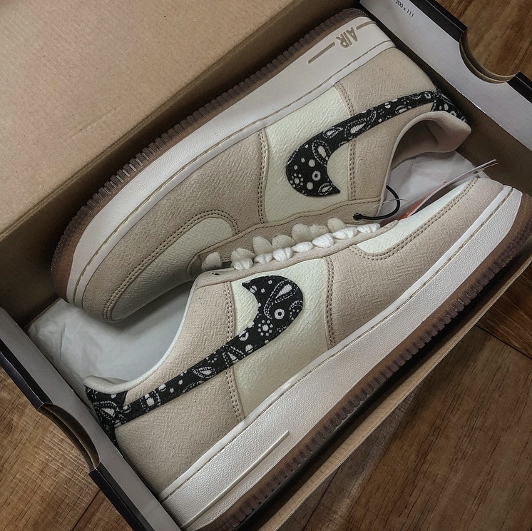 Nike Air Force 1 '07 LV8 Paisley Swoosh 착용 스타일 - 2