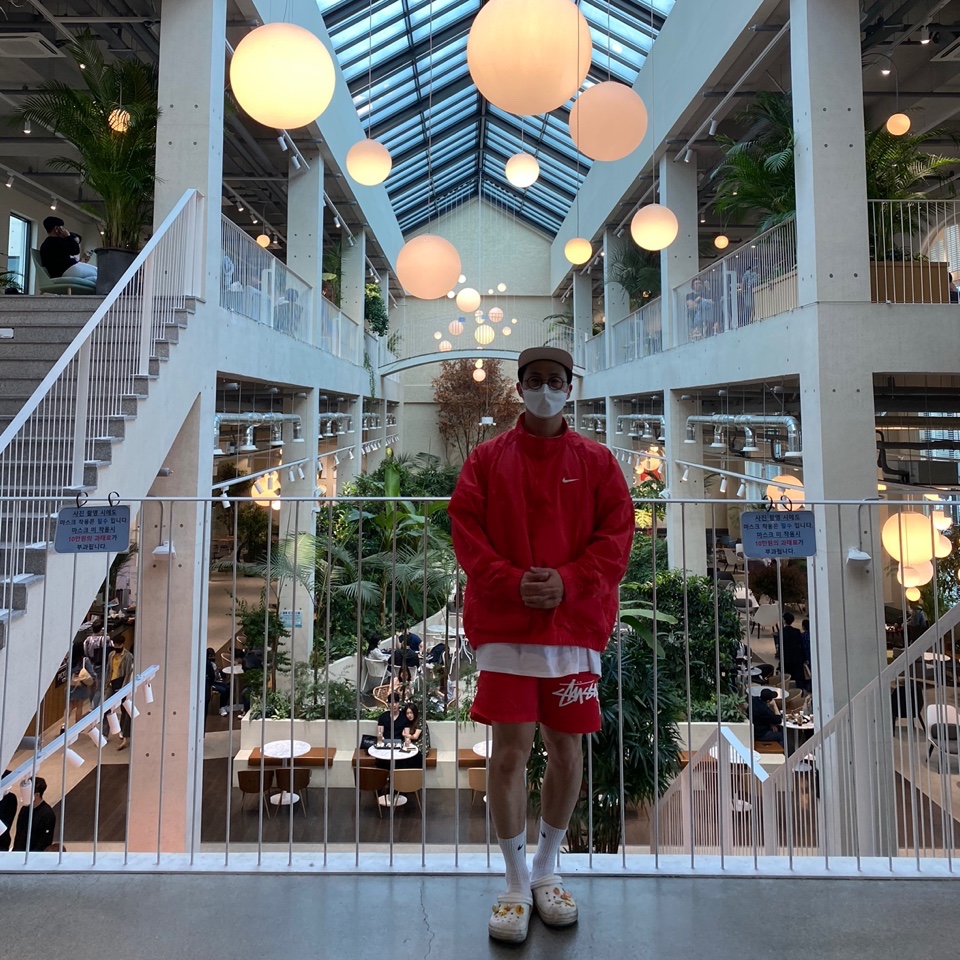 Nike x Stussy Windrunner Jacket Habanero Red, Nike x Stussy Water Shorts Habanero Red 착용 스타일 - 2