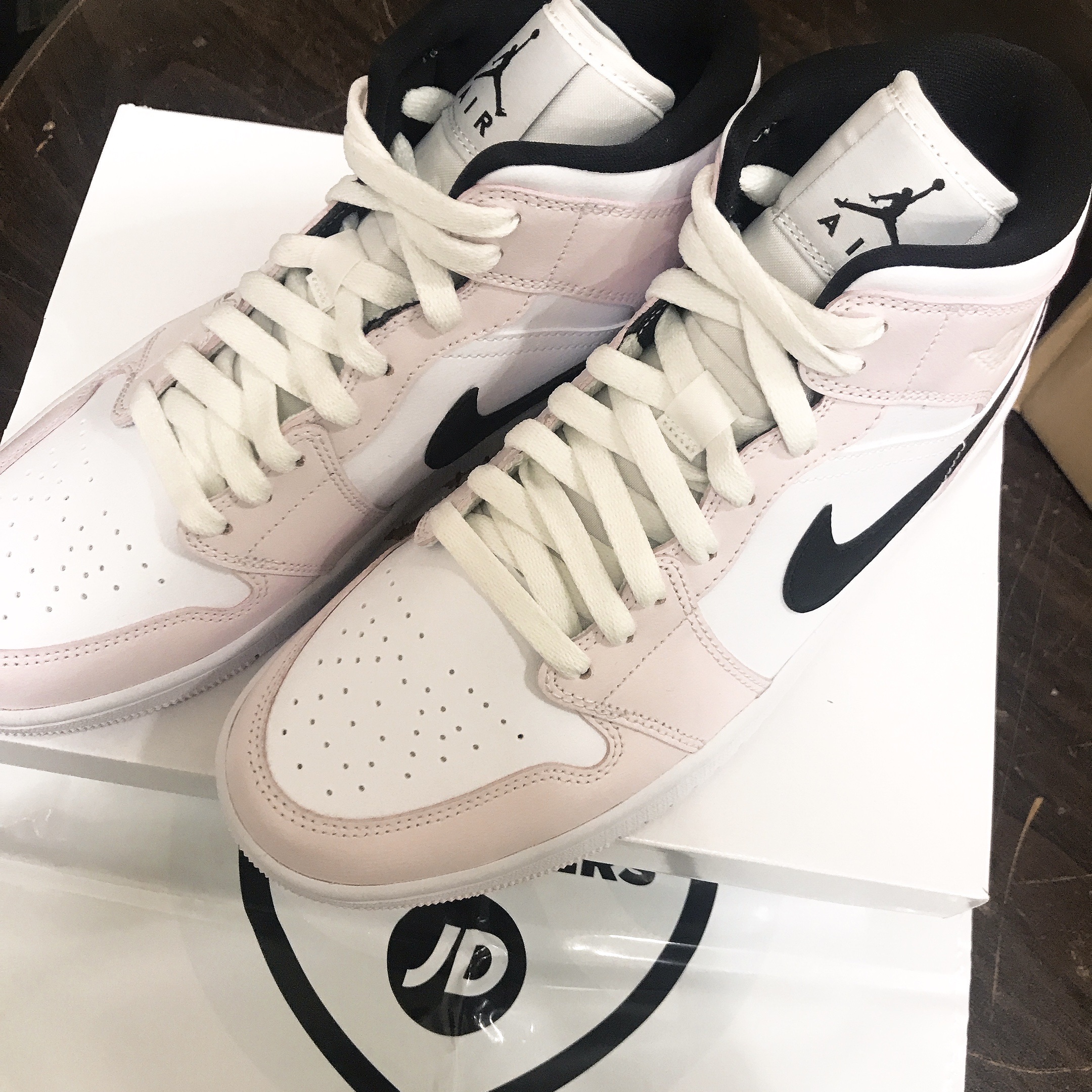 (W) Jordan 1 Mid Barely Rose 착용 스타일 - 1