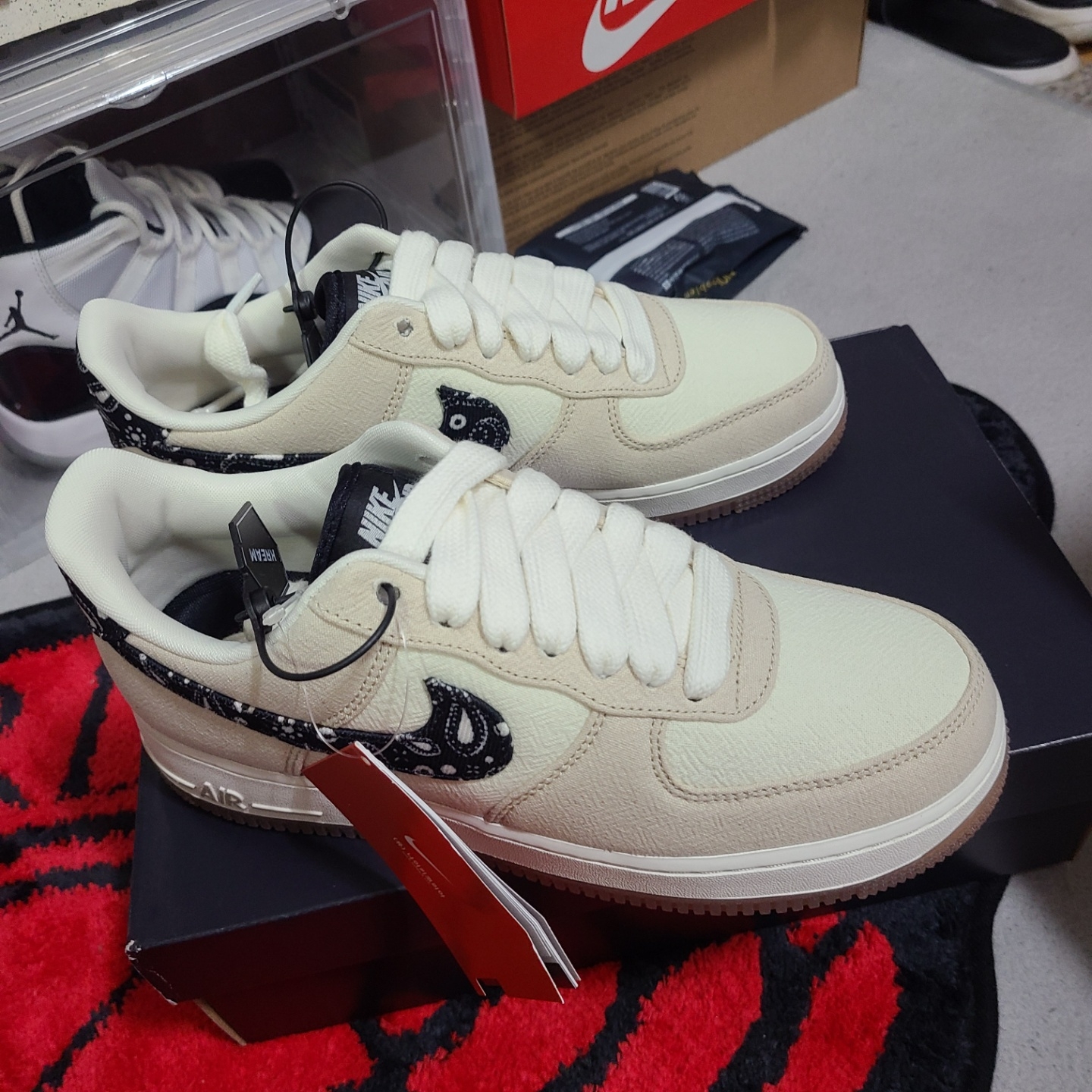 Nike Air Force 1 '07 LV8 Paisley Swoosh 착용 스타일 - 2