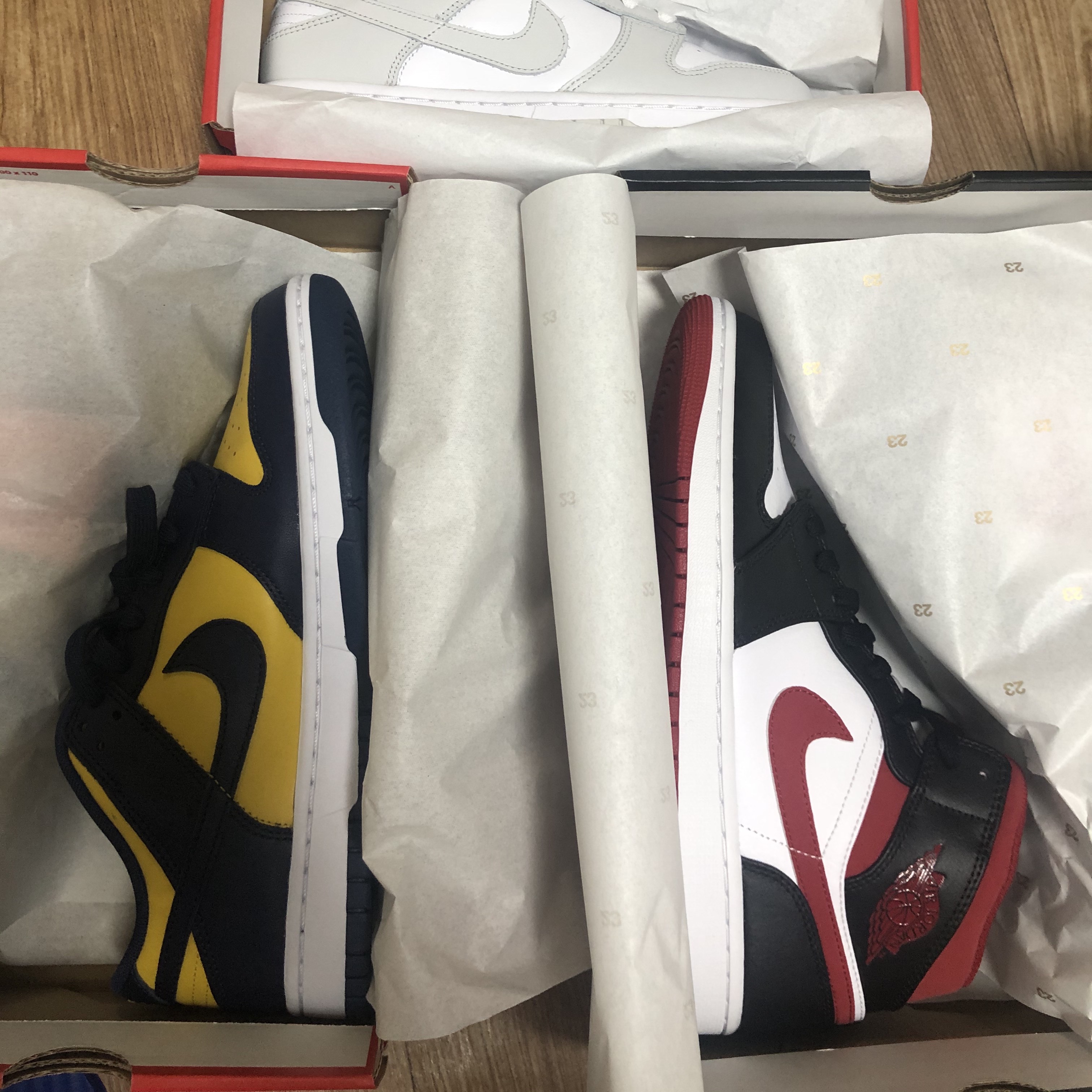 Jordan 1 Mid Gym Red Black White, Nike Dunk Low Retro Varsity Maize 착용 스타일