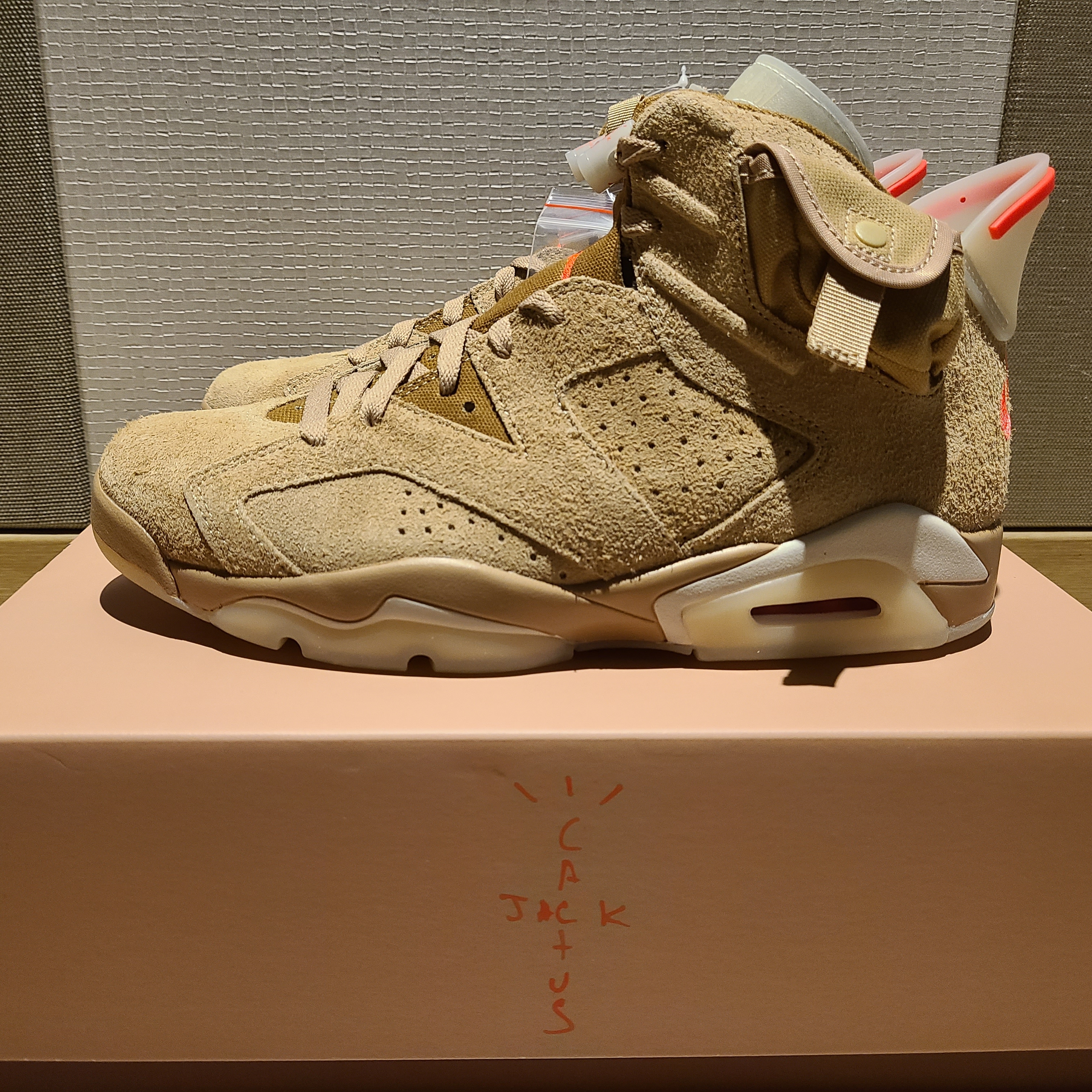 Jordan 6 x Travis Scott Retro SP British Khaki 착용 스타일 - 2