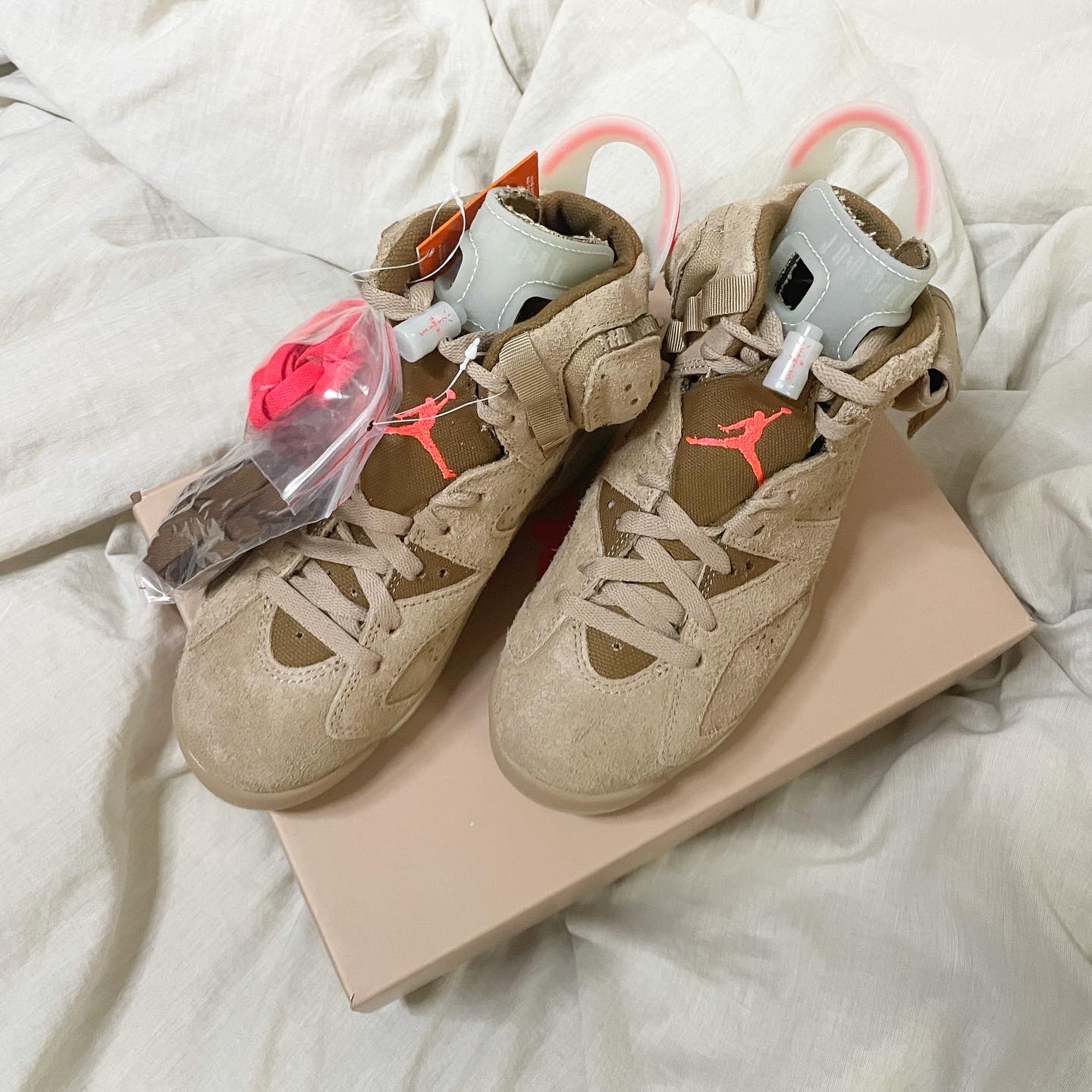Jordan 6 x Travis Scott Retro SP British Khaki 착용 스타일 - 1