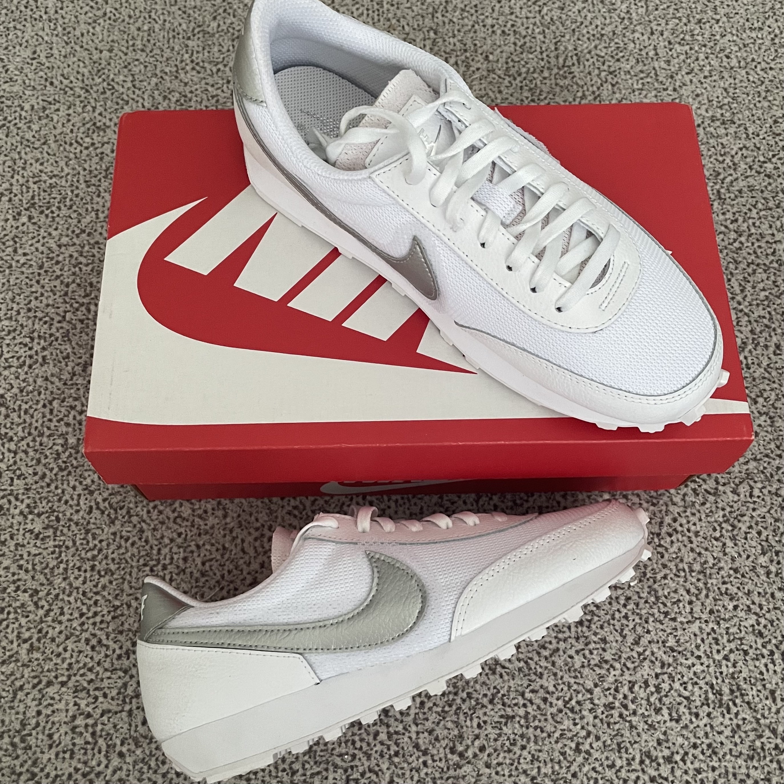 (W) Nike Daybreak White Metallic Silver 착용 스타일