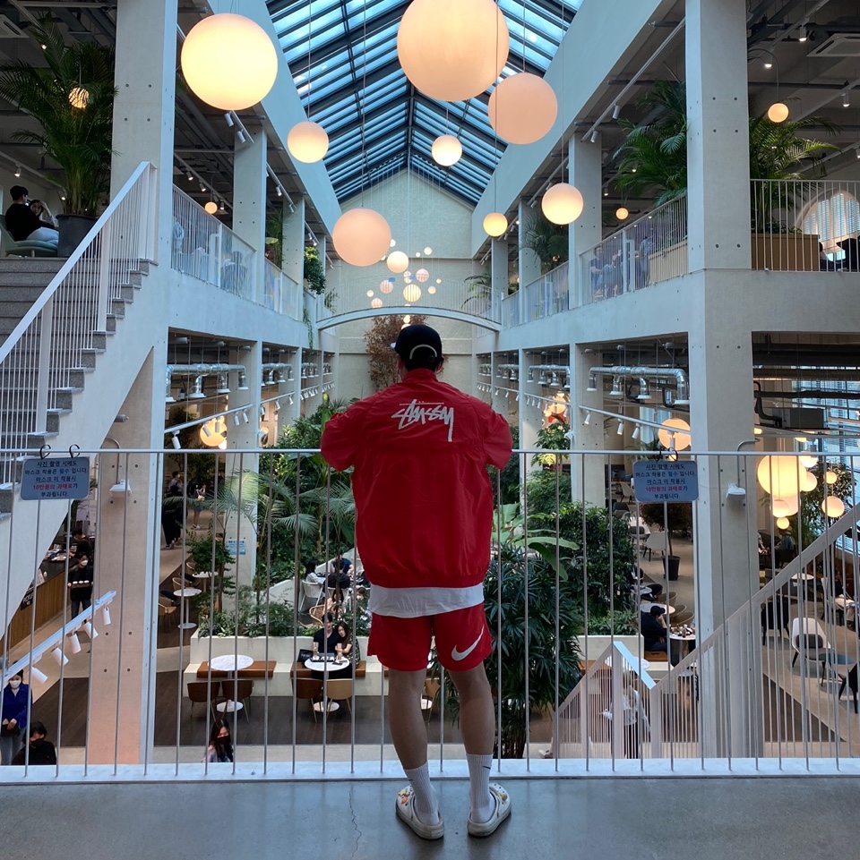 Nike x Stussy Windrunner Jacket Habanero Red, Nike x Stussy Water Shorts Habanero Red 착용 스타일 - 1