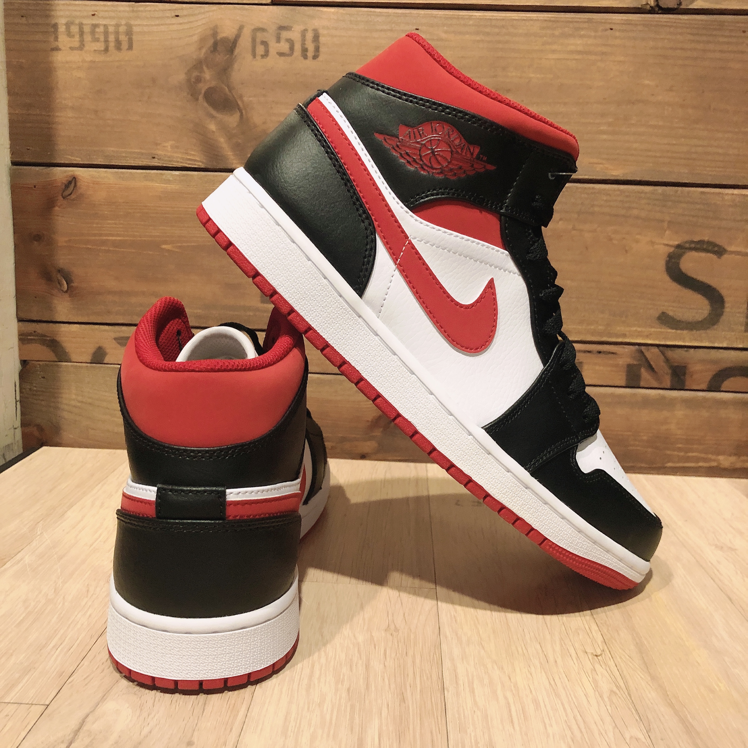 Jordan 1 Mid Gym Red Black White 착용 스타일 - 1