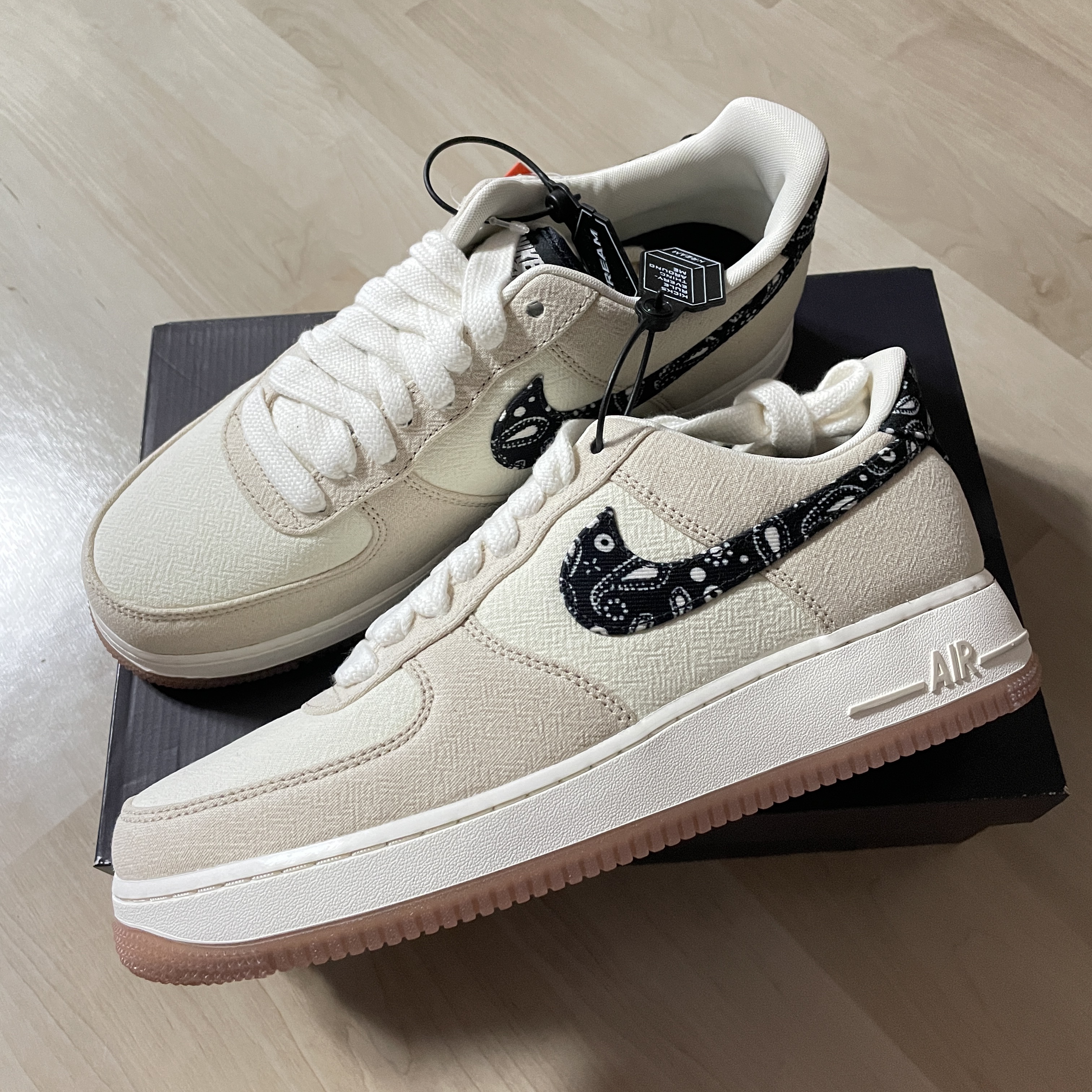 Nike Air Force 1 '07 LV8 Paisley Swoosh 착용 스타일