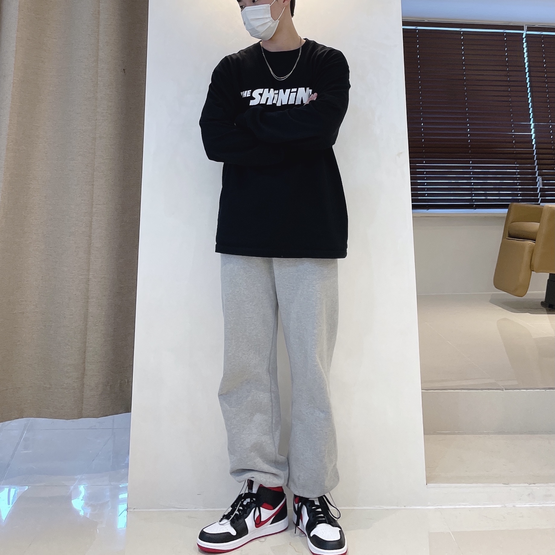 Jordan 1 Mid Gym Red Black White 착용 스타일 - 2