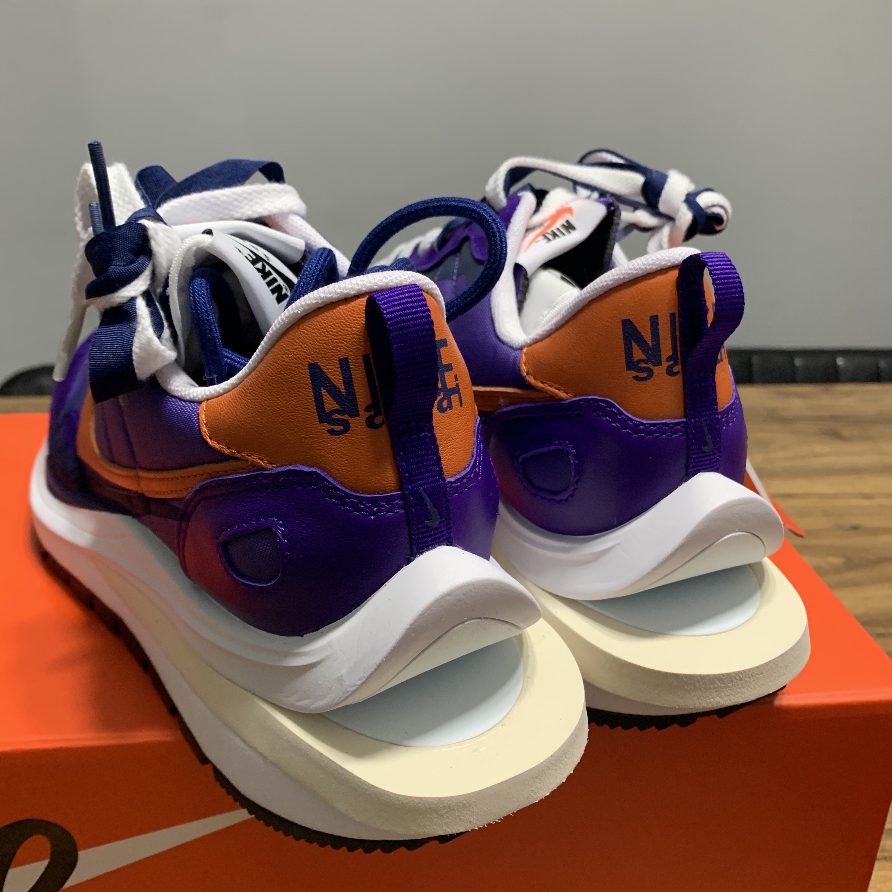 Nike x Sacai VaporWaffle Dark Iris 착용 스타일 - 3