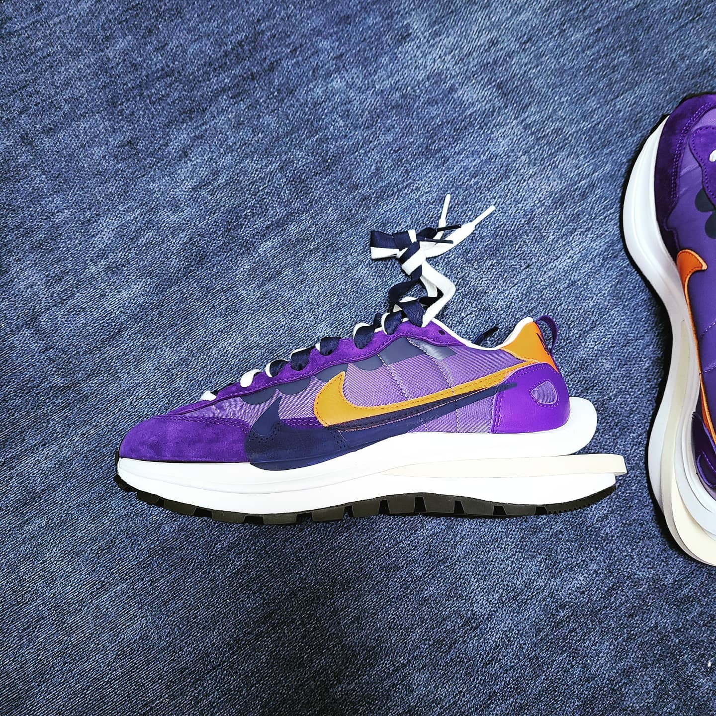 Nike x Sacai VaporWaffle Dark Iris 착용 스타일 - 2
