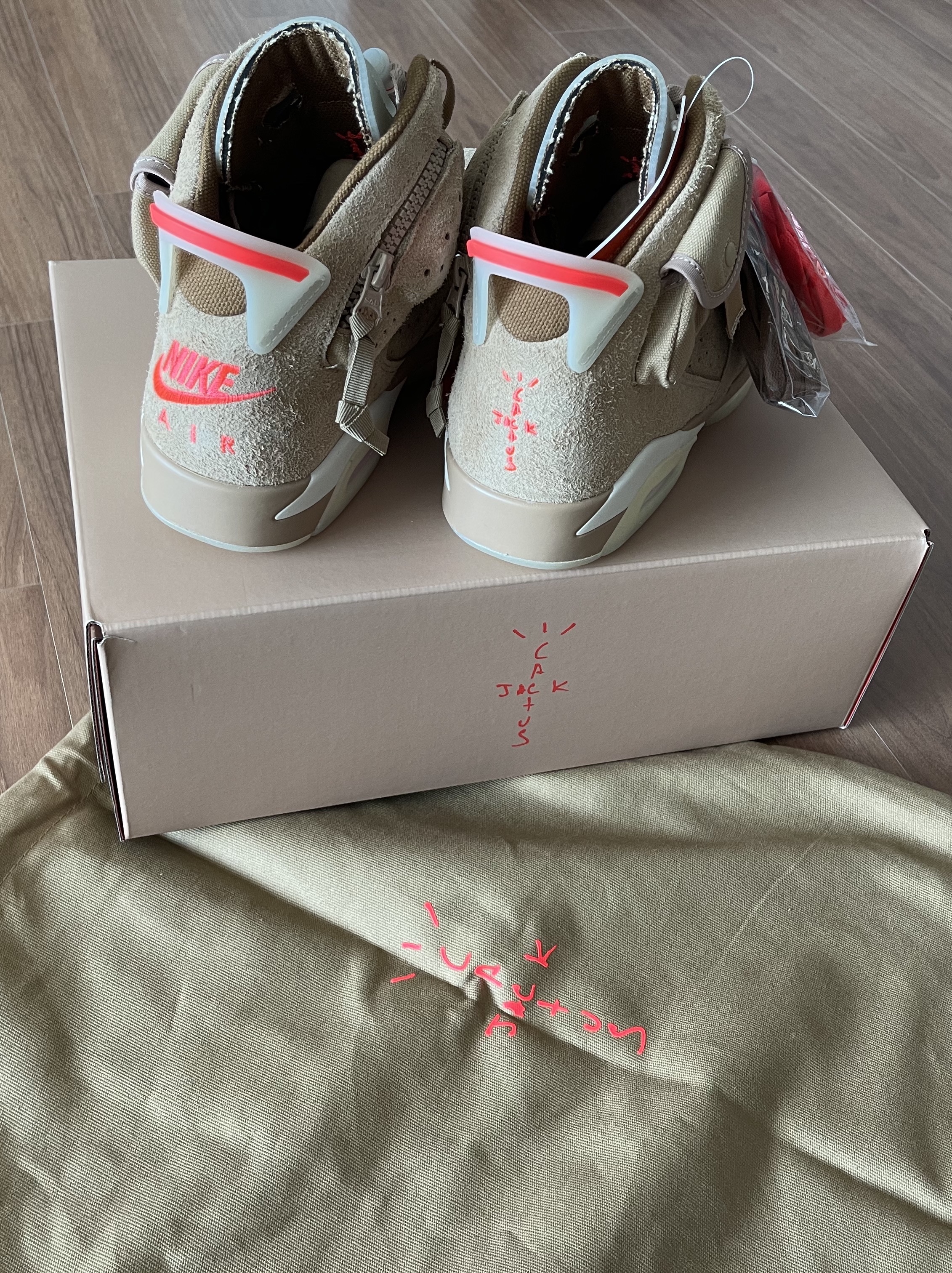 Jordan 6 x Travis Scott Retro SP British Khaki 착용 스타일 - 2