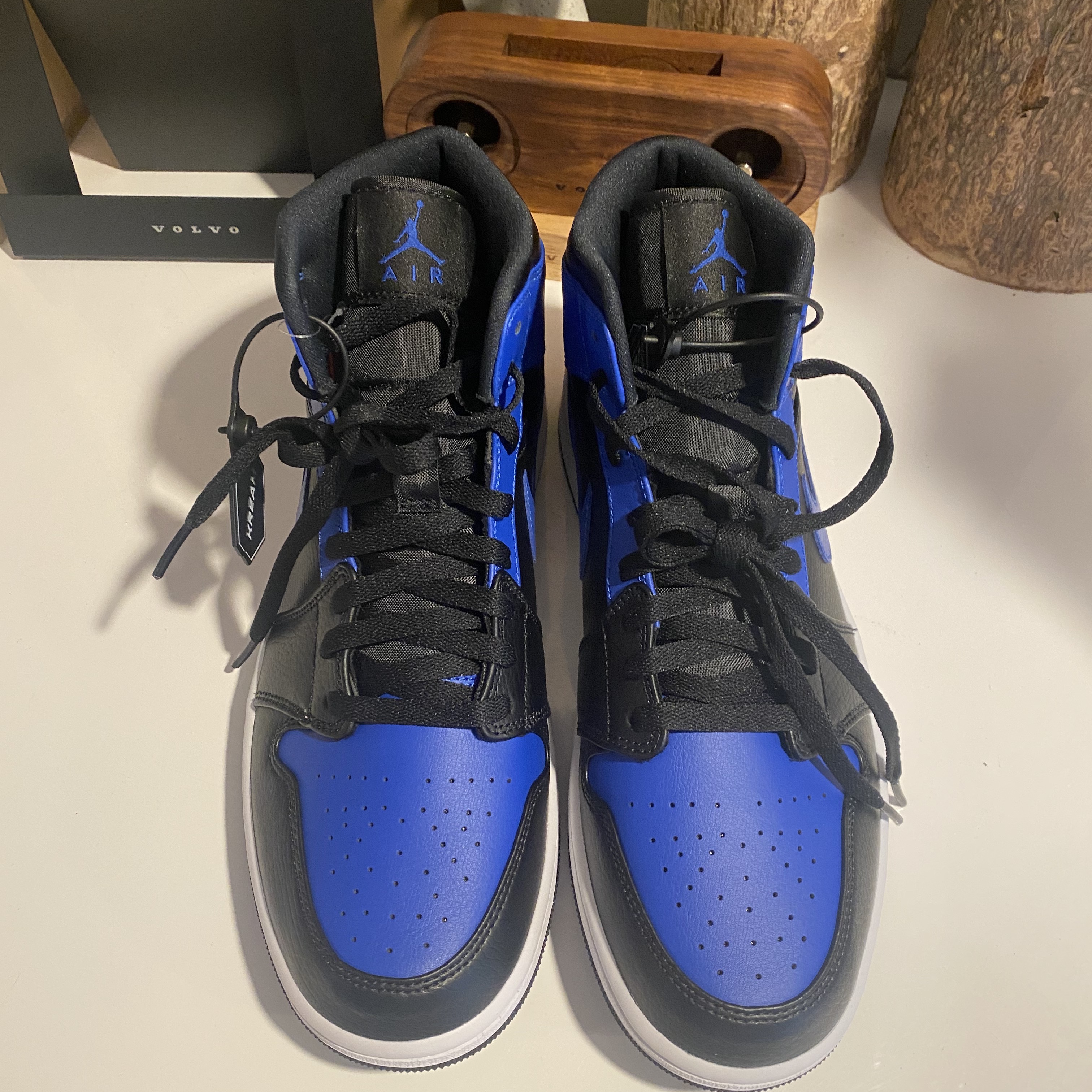 Jordan 1 Mid Black Hyper Royal 착용 스타일 - 3