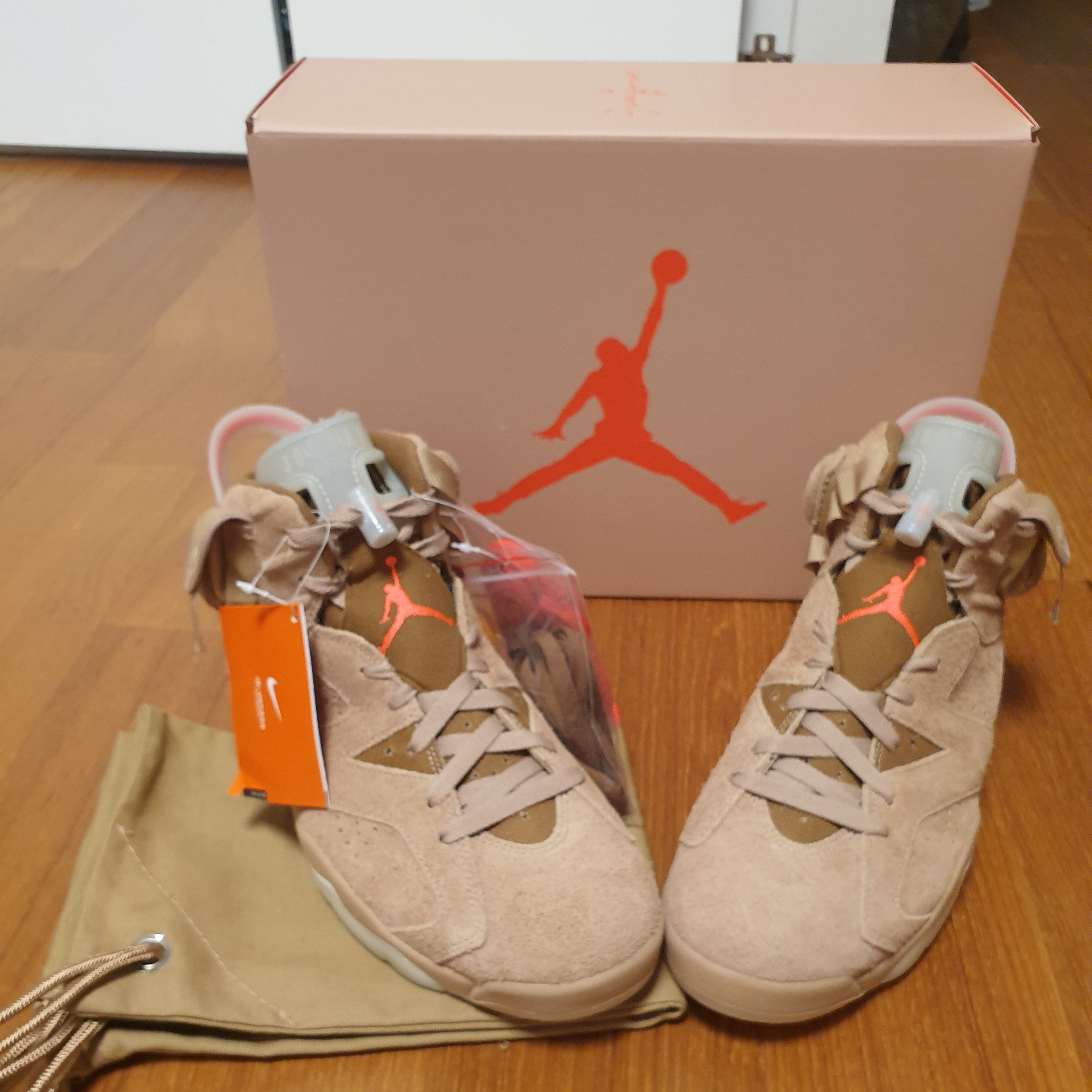 Jordan 6 x Travis Scott Retro SP British Khaki 착용 스타일 - 3