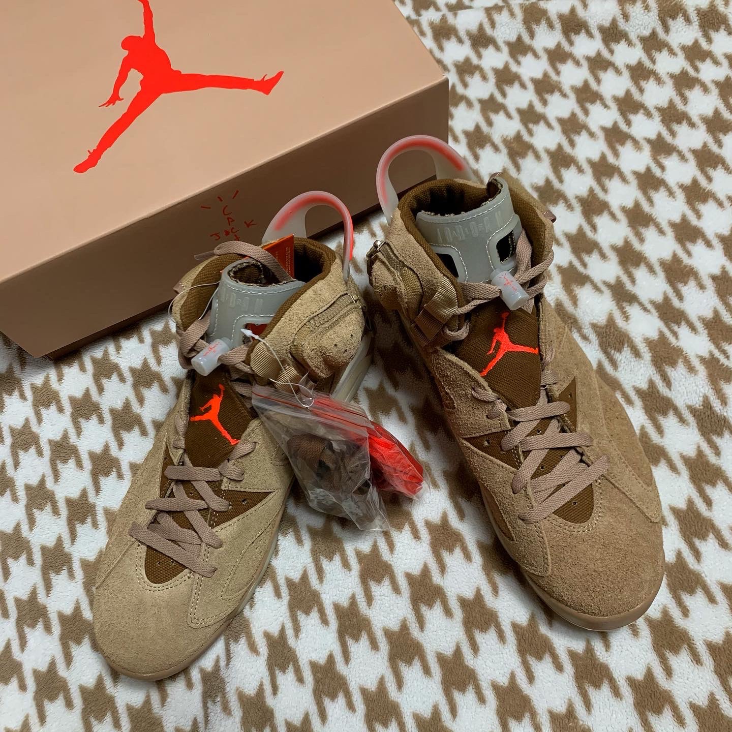 Jordan 6 x Travis Scott Retro SP British Khaki 착용 스타일 - 2