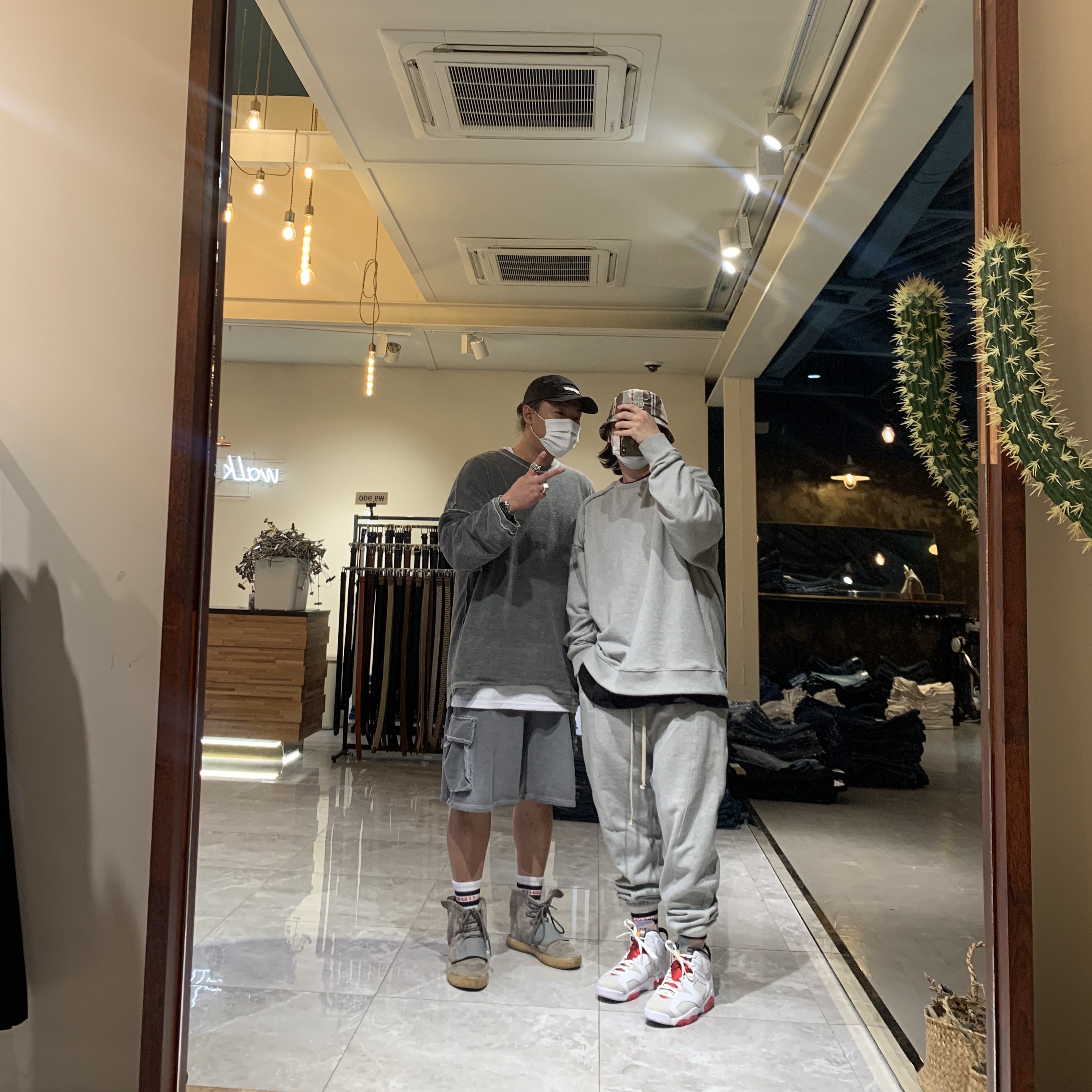 Adidas Yeezy Boost 750 Light Grey Glow In the Dark, Jordan 7 Retro Hare 2015 착용 스타일