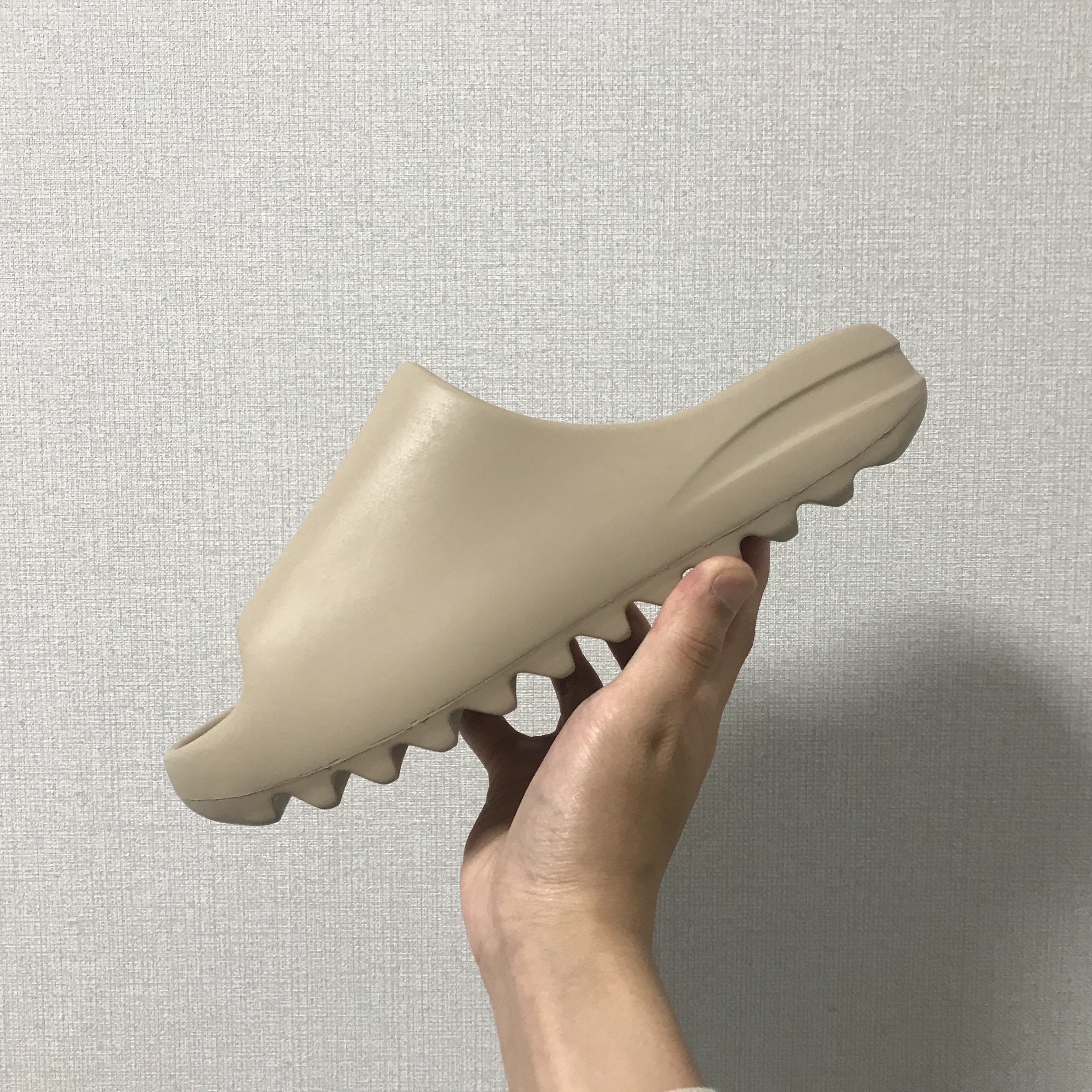 Adidas Yeezy Slide Pure 착용 스타일