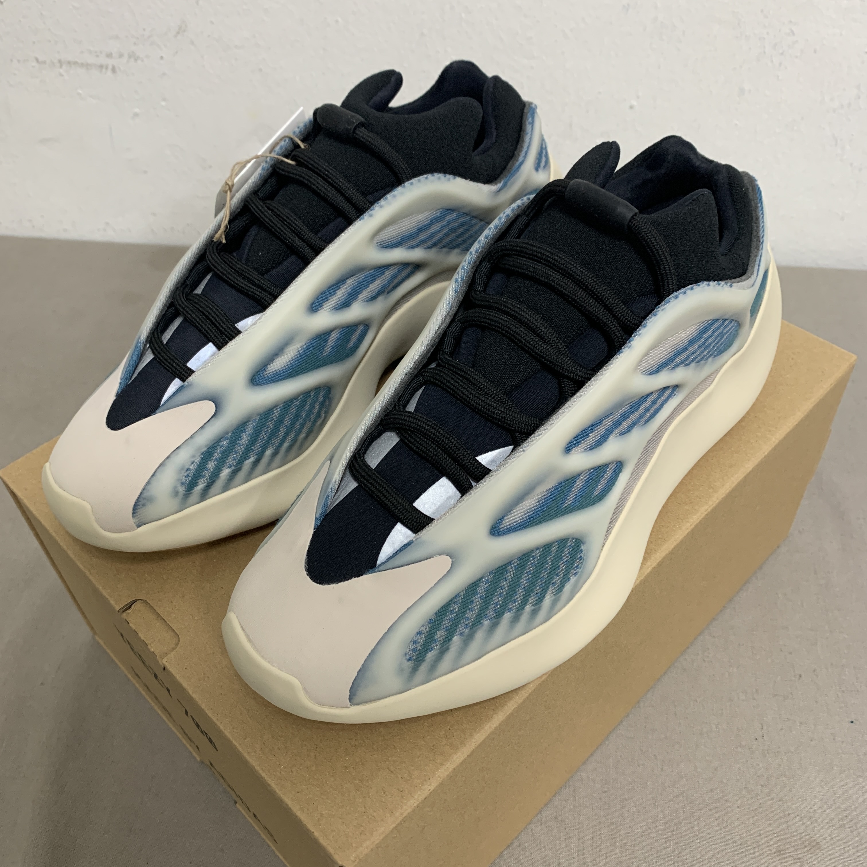 Adidas Yeezy 700 V3 Kyanite 착용 스타일