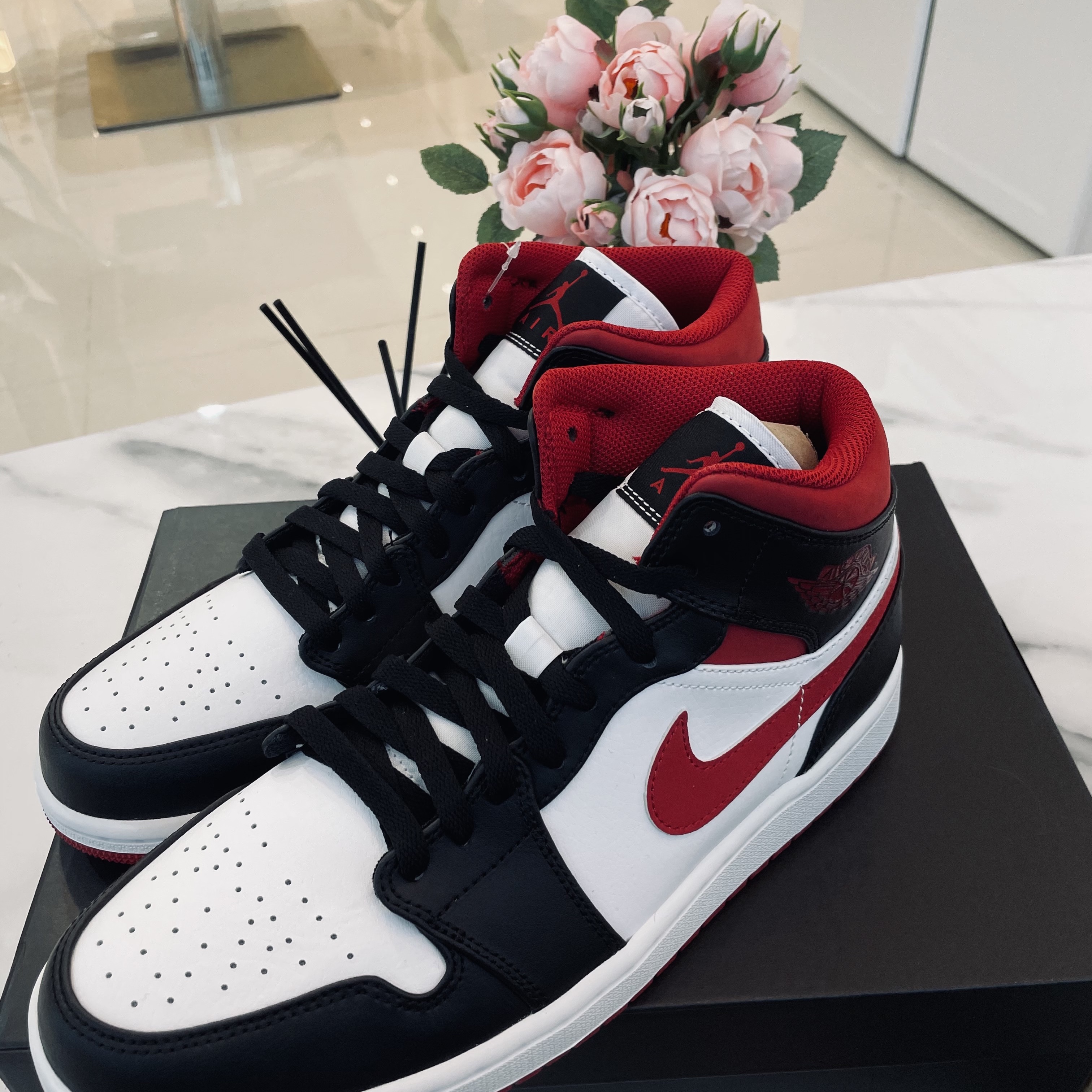 Jordan 1 Mid Gym Red Black White 착용 스타일 - 1