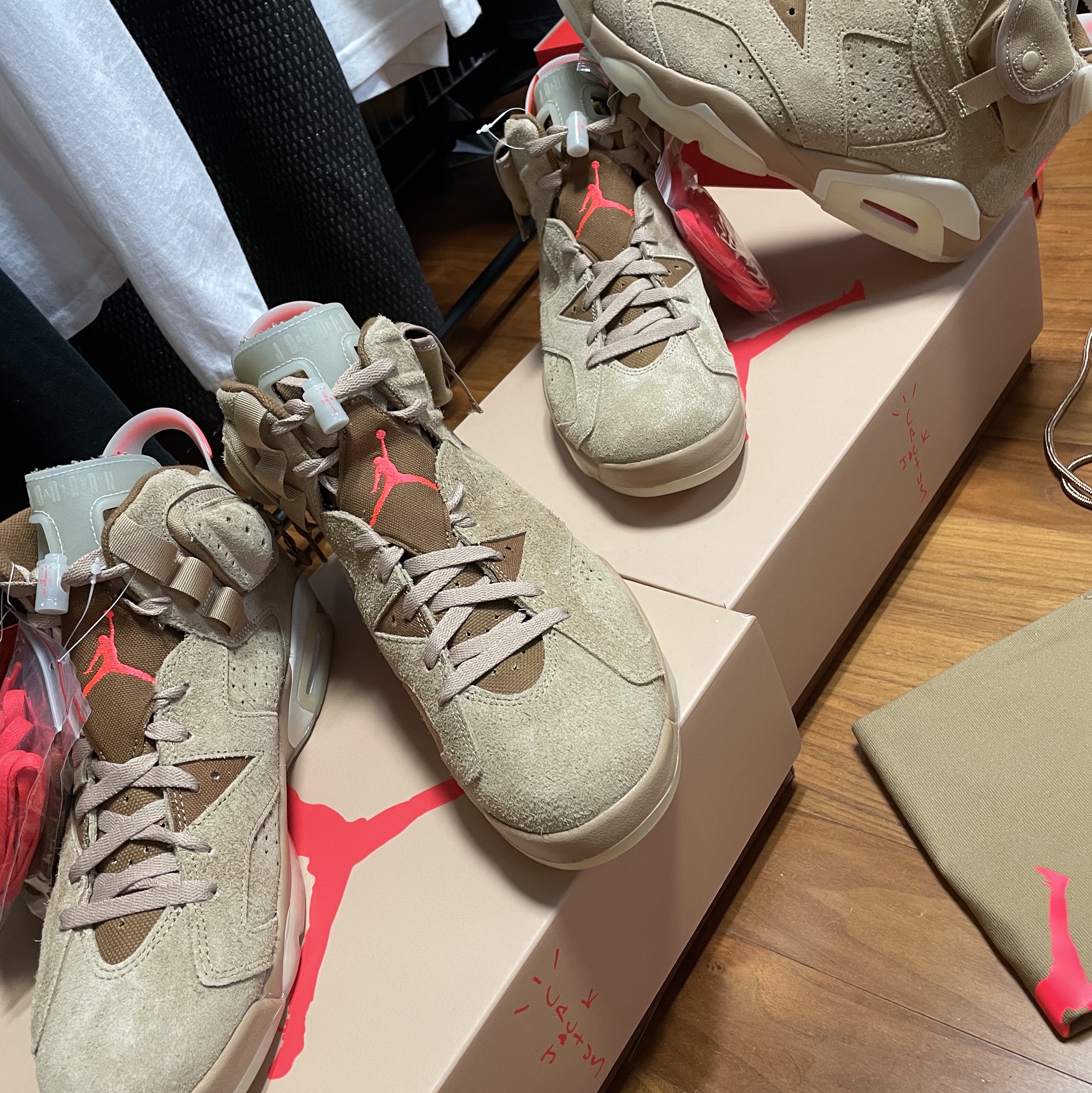 Jordan 6 x Travis Scott Retro SP British Khaki 착용 스타일