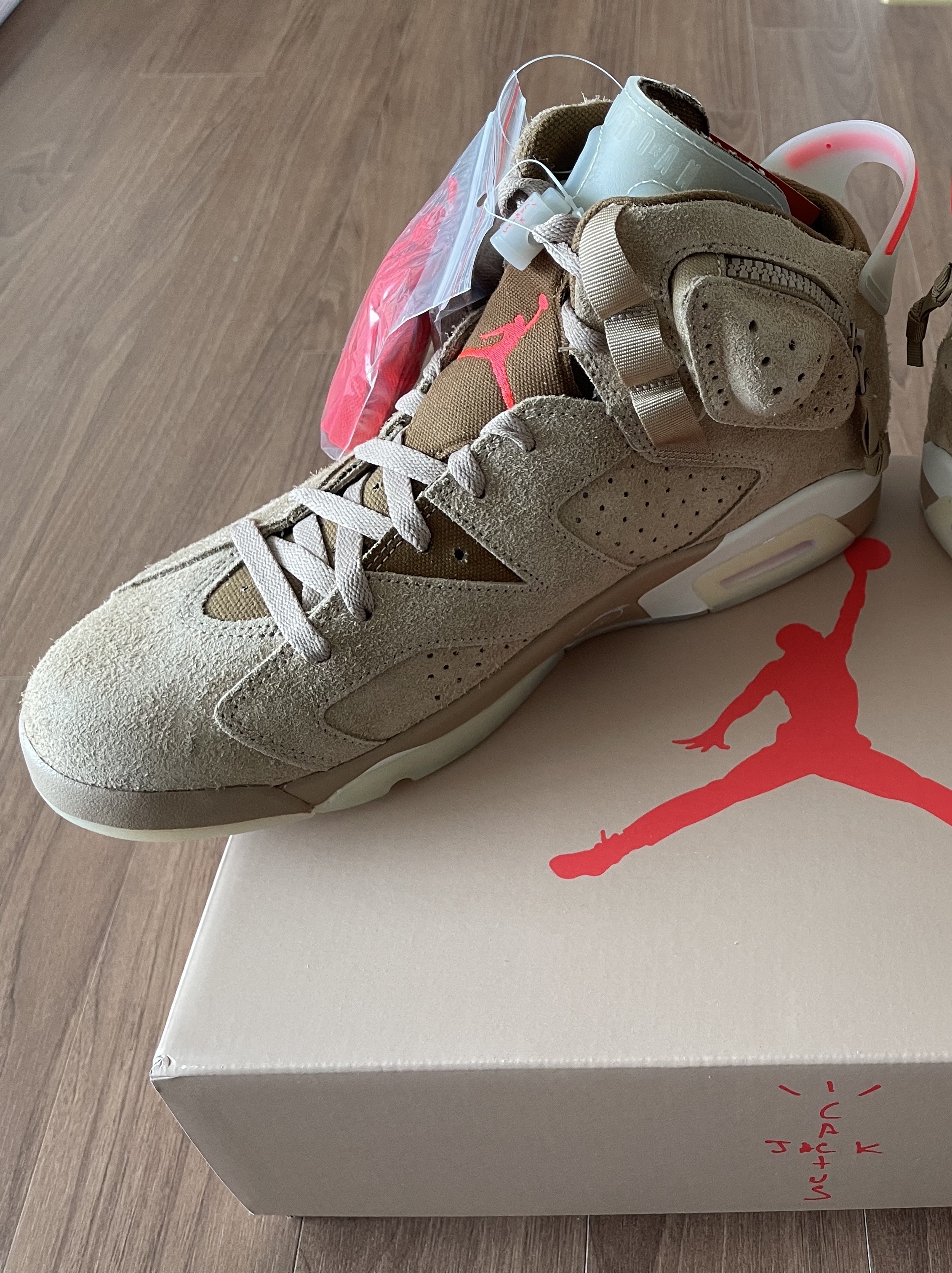 Jordan 6 x Travis Scott Retro SP British Khaki 착용 스타일 - 5