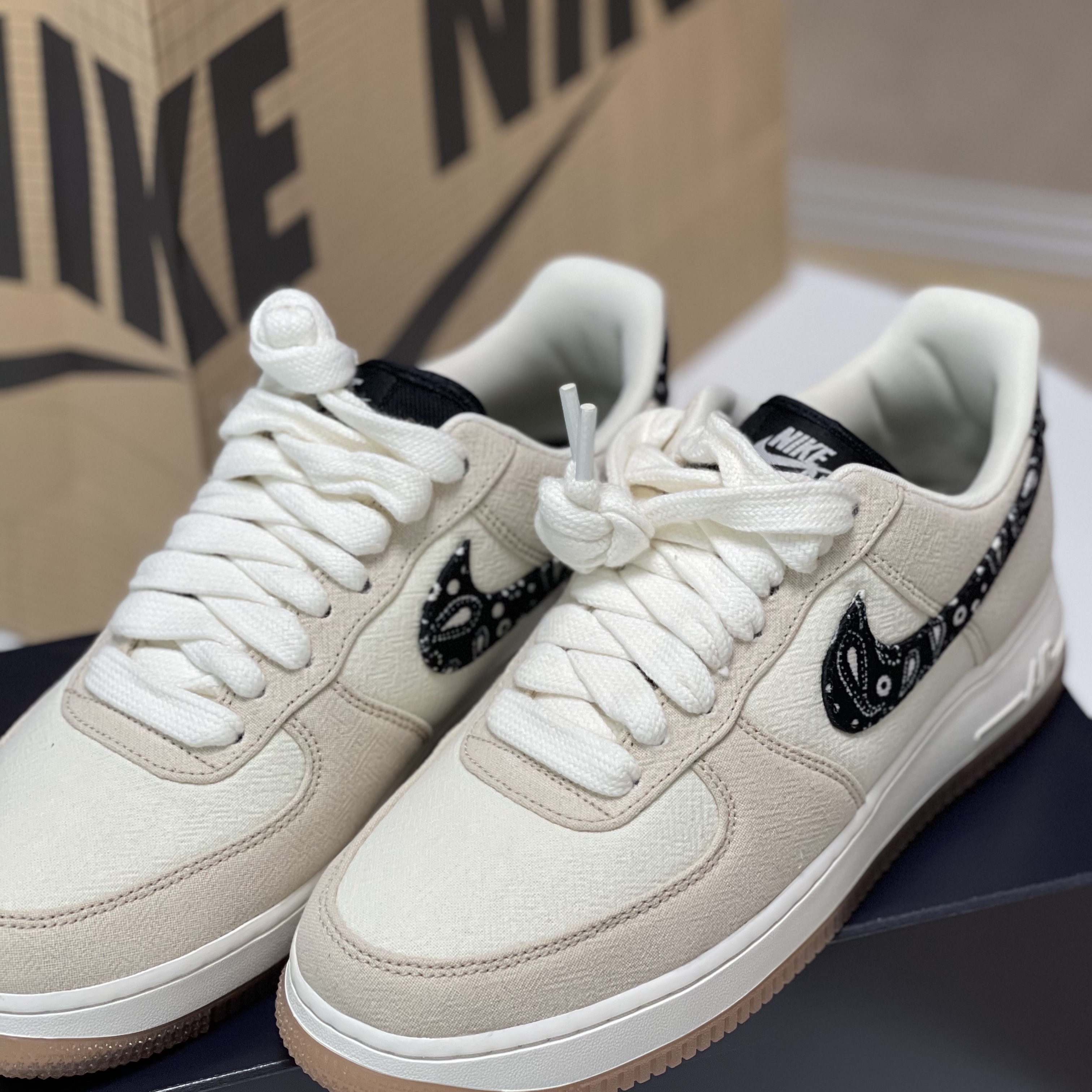Nike Air Force 1 '07 LV8 Paisley Swoosh 착용 스타일 - 2