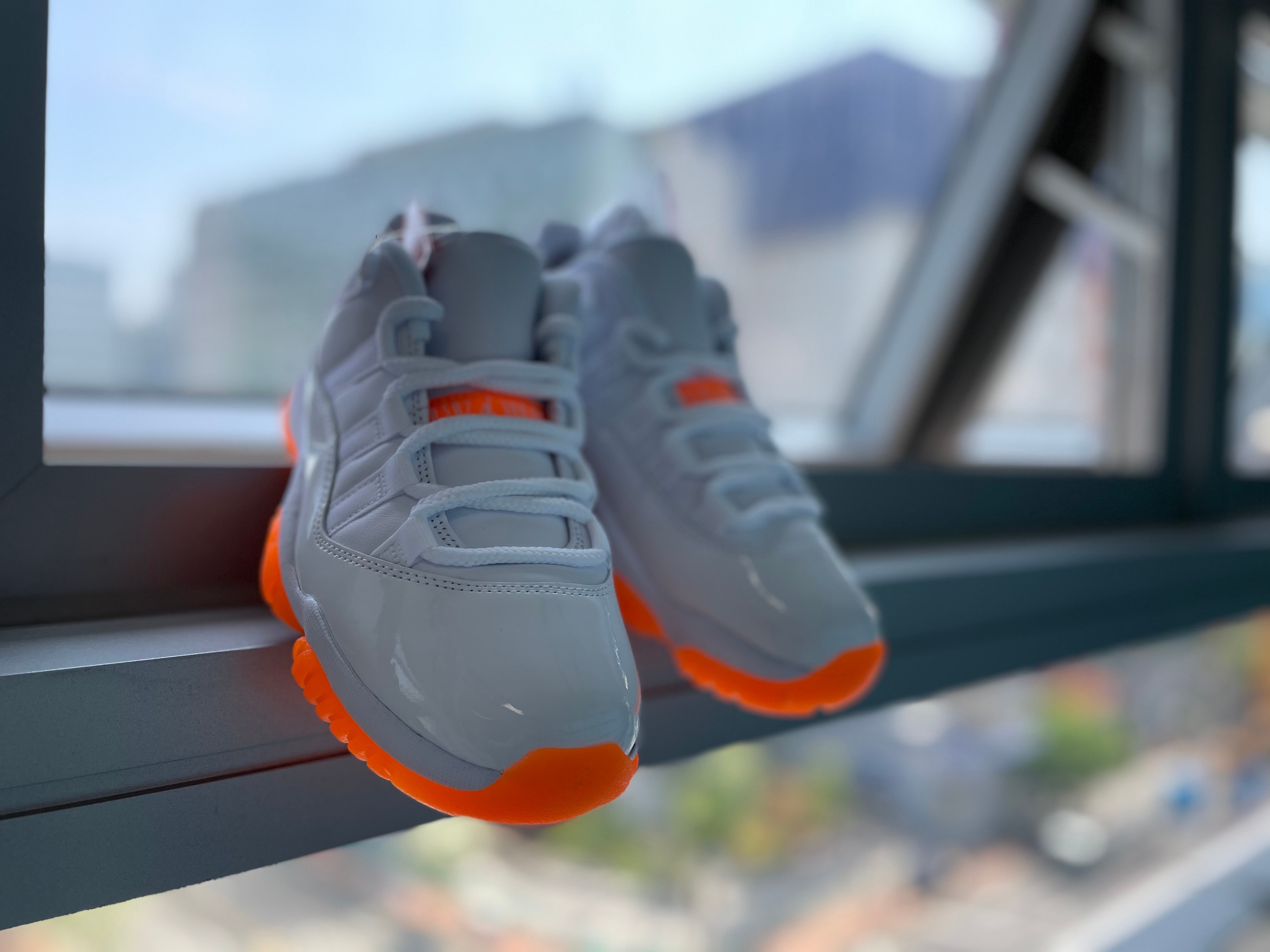 (W) Jordan 11 Retro Low Bright Citrus 착용 스타일 - 1