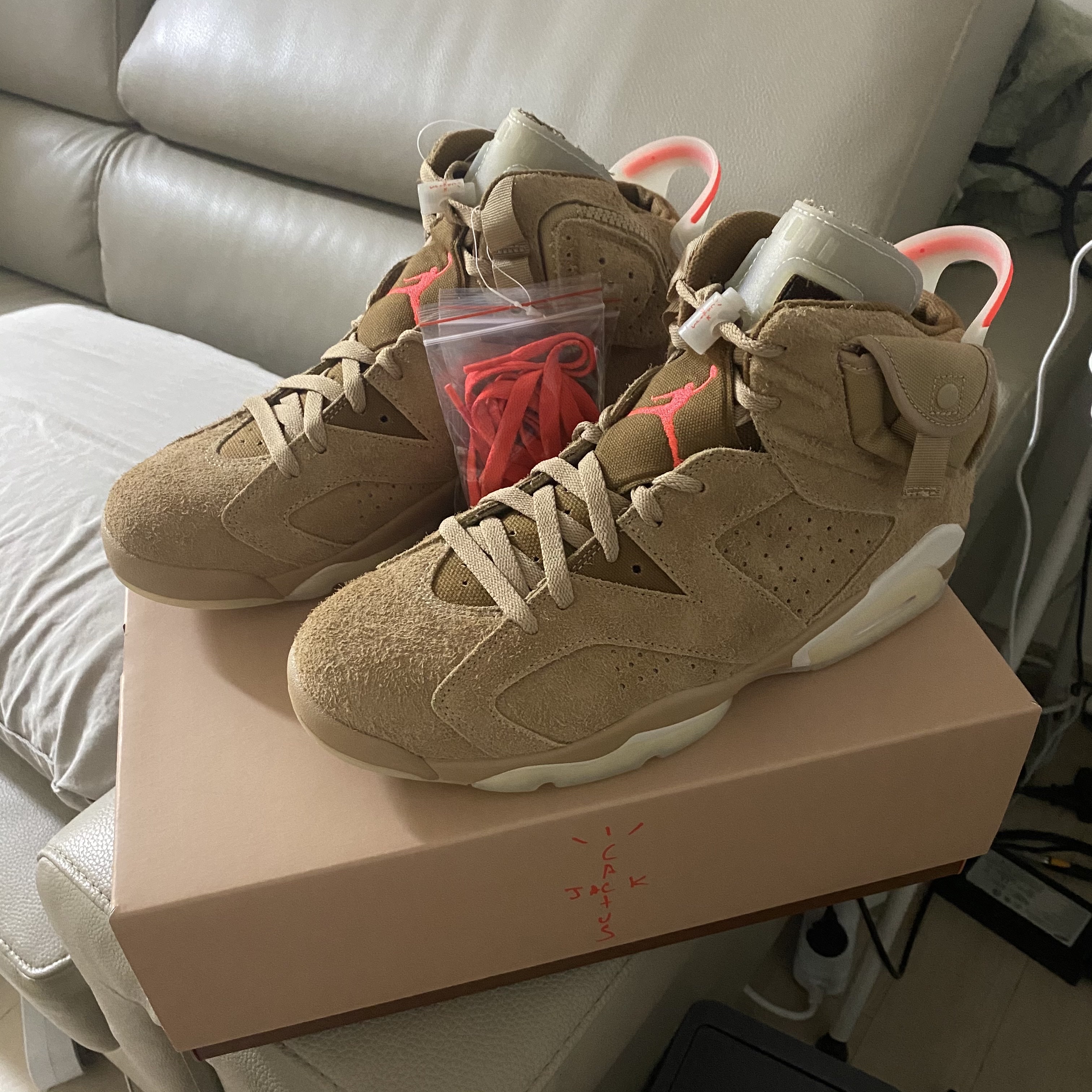 Jordan 6 x Travis Scott Retro SP British Khaki 착용 스타일 - 2