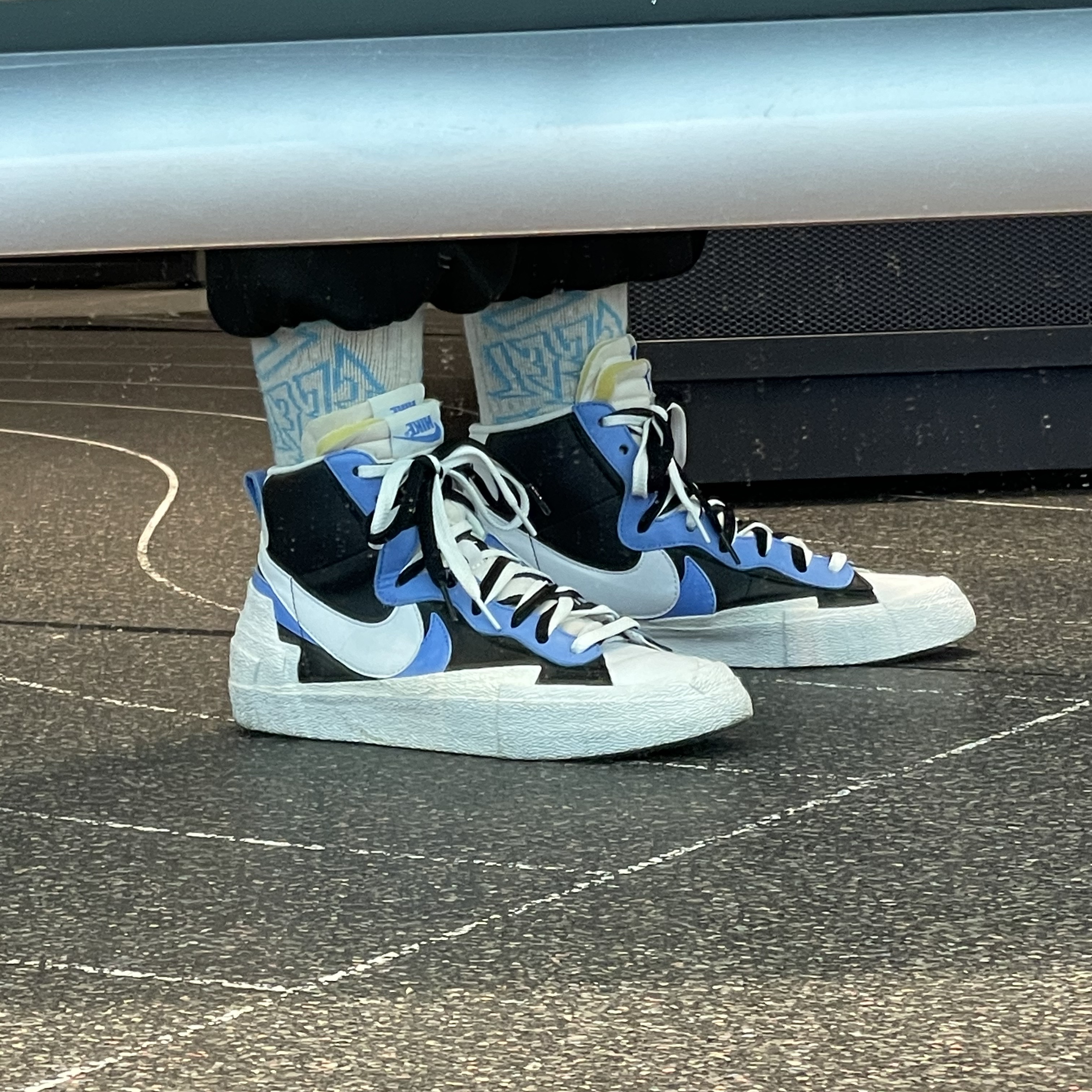 Nike x Sacai Blazer Mid White Black Legend Blue 착용 스타일 - 2