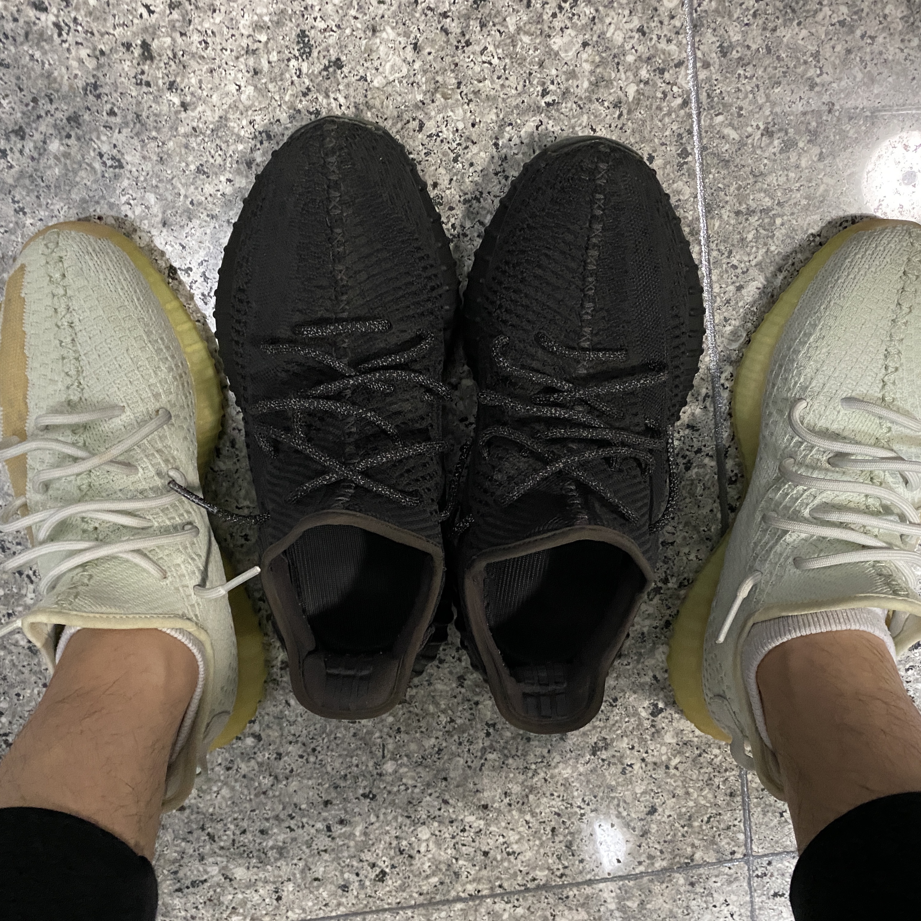 Adidas Yeezy Boost 350 V2 Hyperspace, Adidas Yeezy Boost 350 V2 Black - Non-Reflective 착용 스타일 - 3