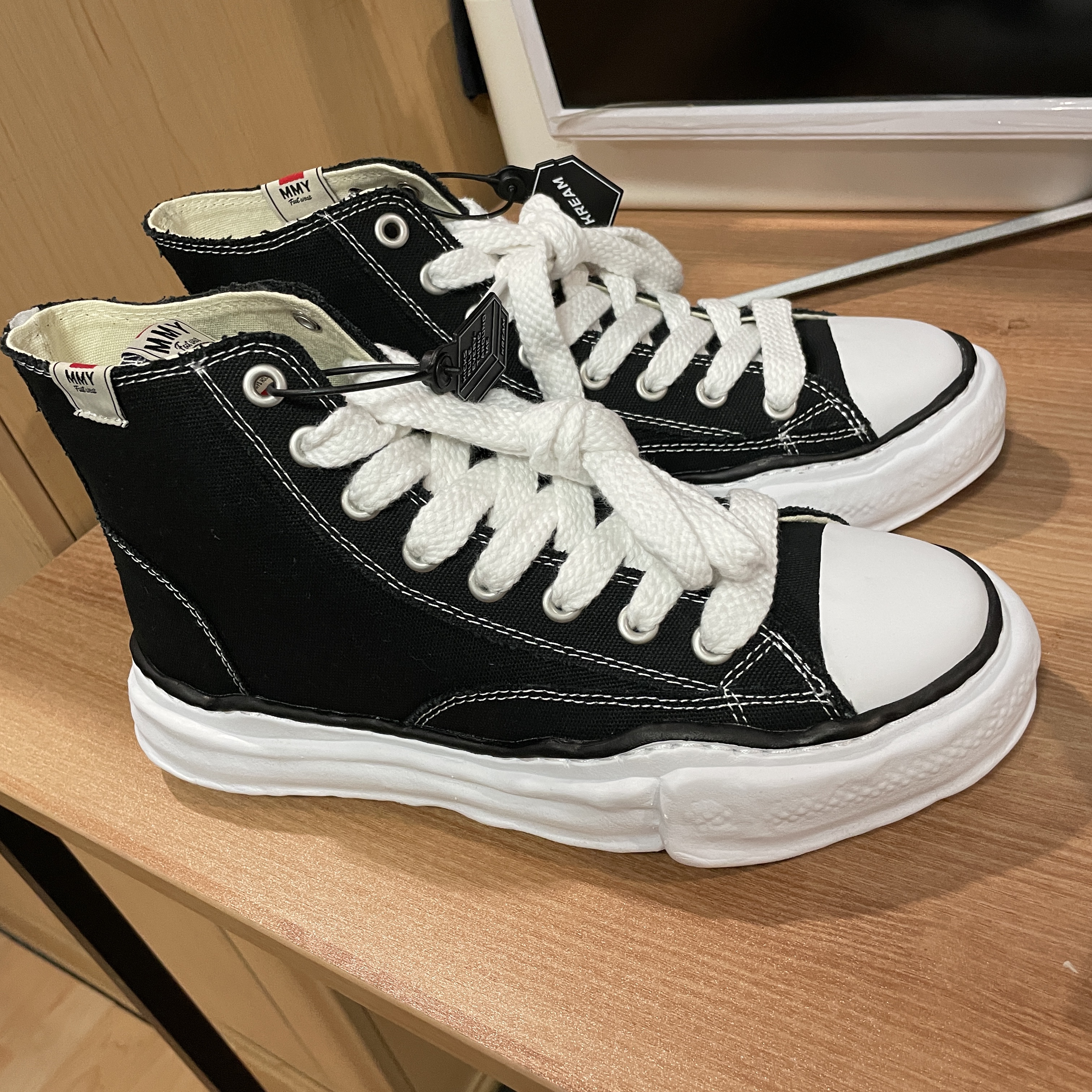 Maison Mihara Yasuhiro Peterson OG Sole Canvas High-top Sneakers Black 착용 스타일 - 4