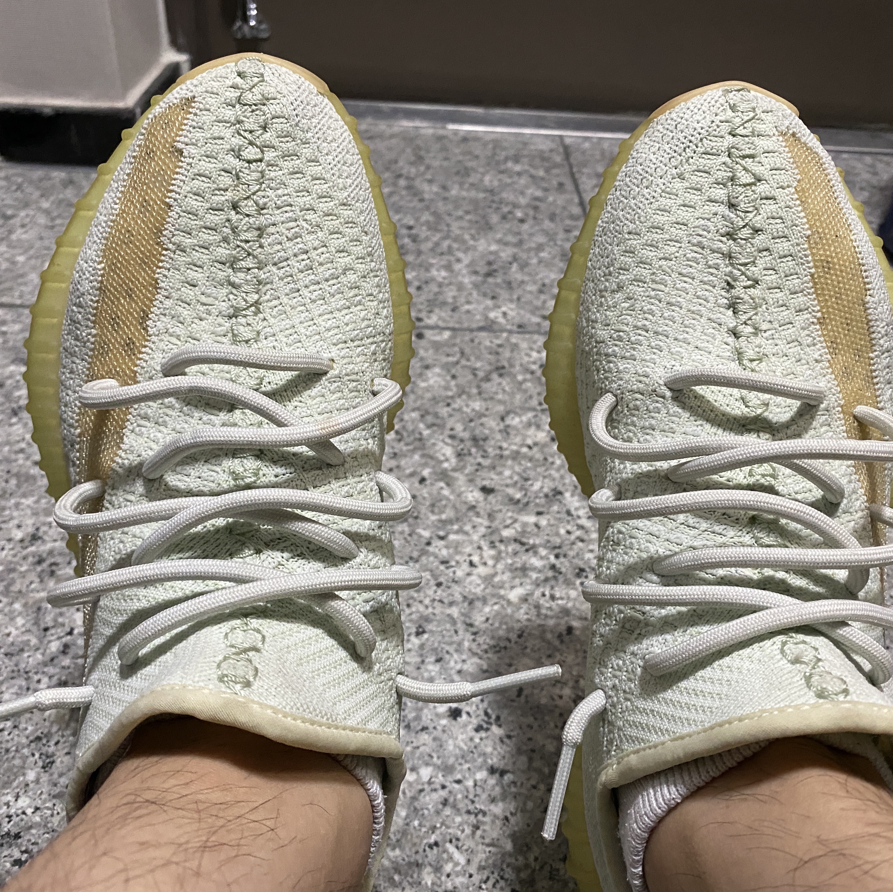 Adidas Yeezy Boost 350 V2 Hyperspace, Adidas Yeezy Boost 350 V2 Black - Non-Reflective 착용 스타일 - 2