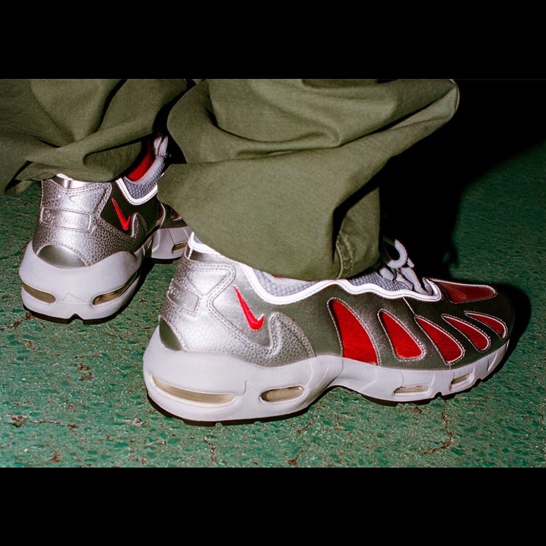 Nike x Supreme Air Max 96 Black, Nike x Supreme Air Max 96 Metallic Silver 착용 스타일 - 3