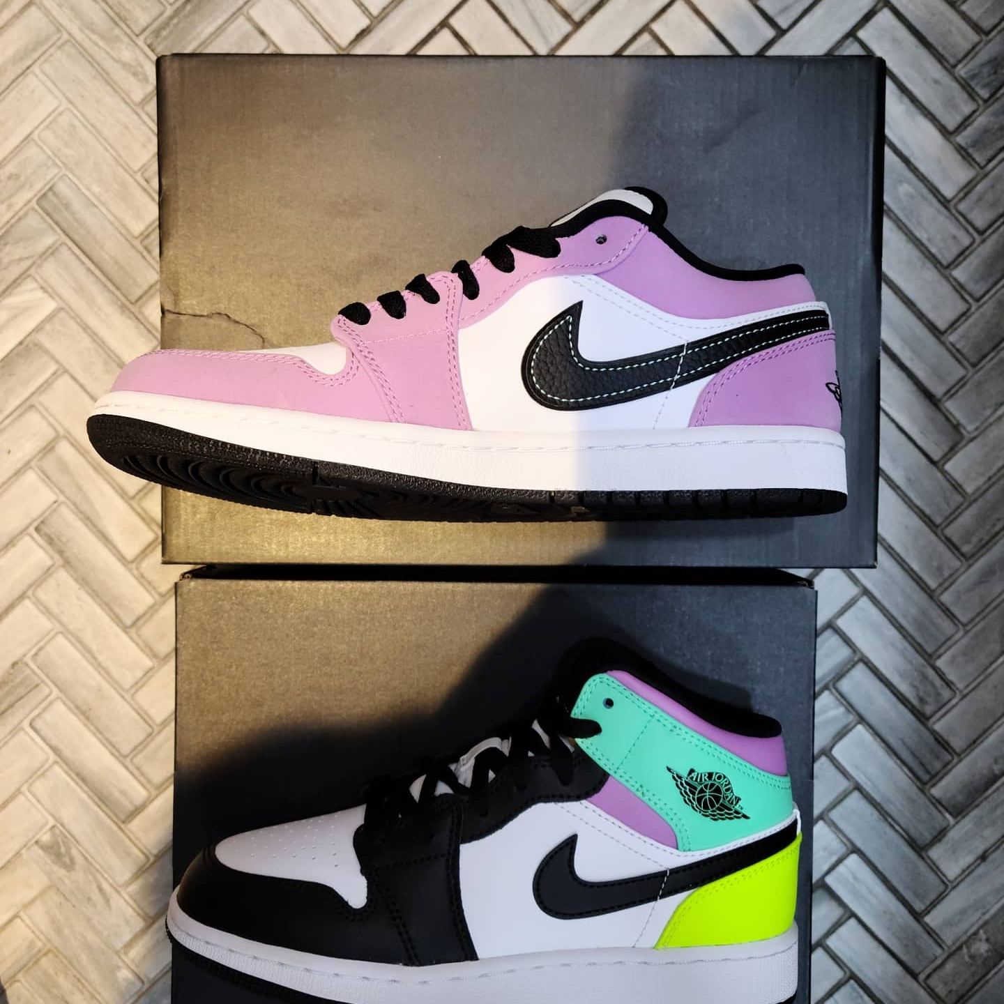 Jordan 1 Low SE Violet Shock, (GS) Jordan 1 Mid Volt Green Glow 착용 스타일