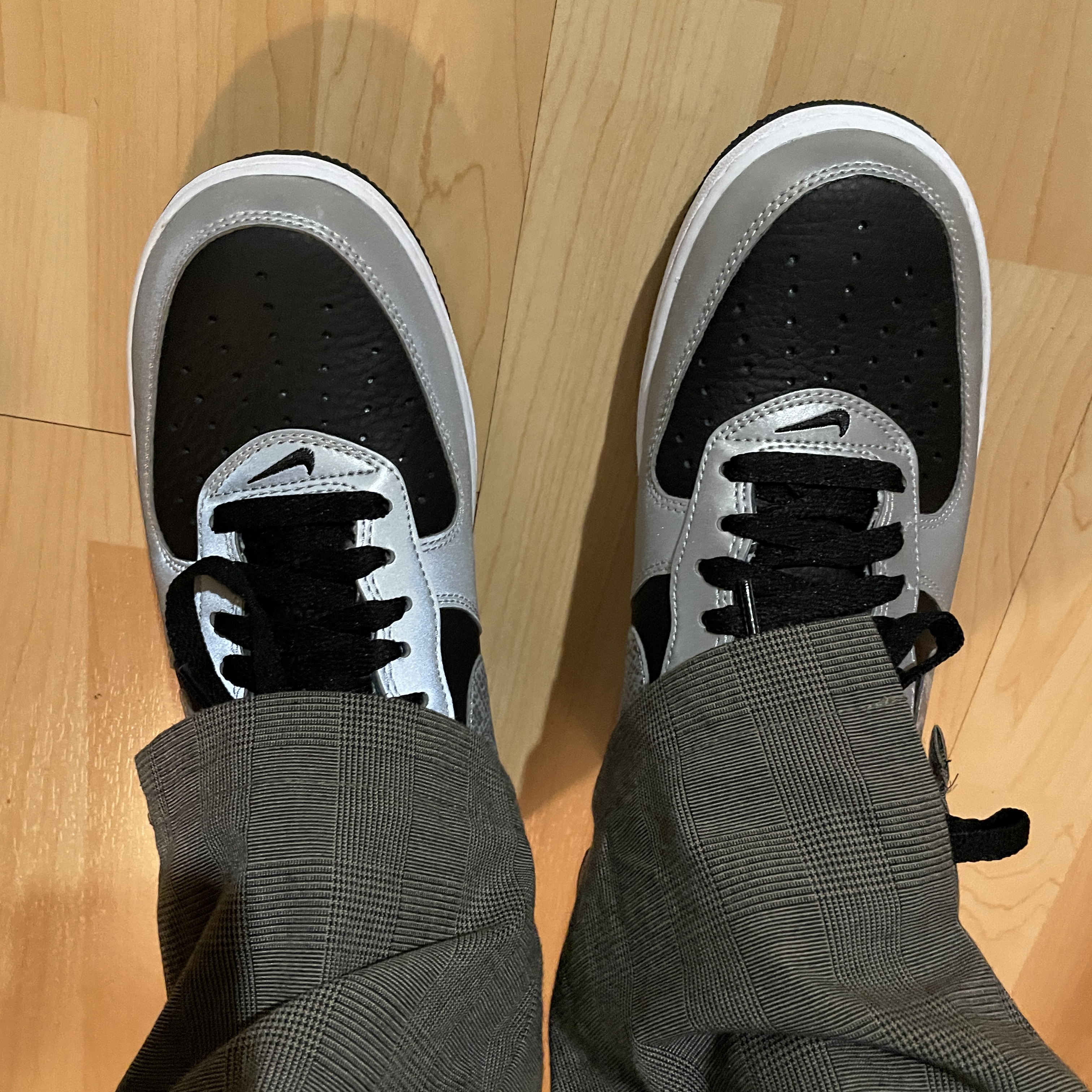 Nike Air Force 1 B Silver Snake 착용 스타일 - 3