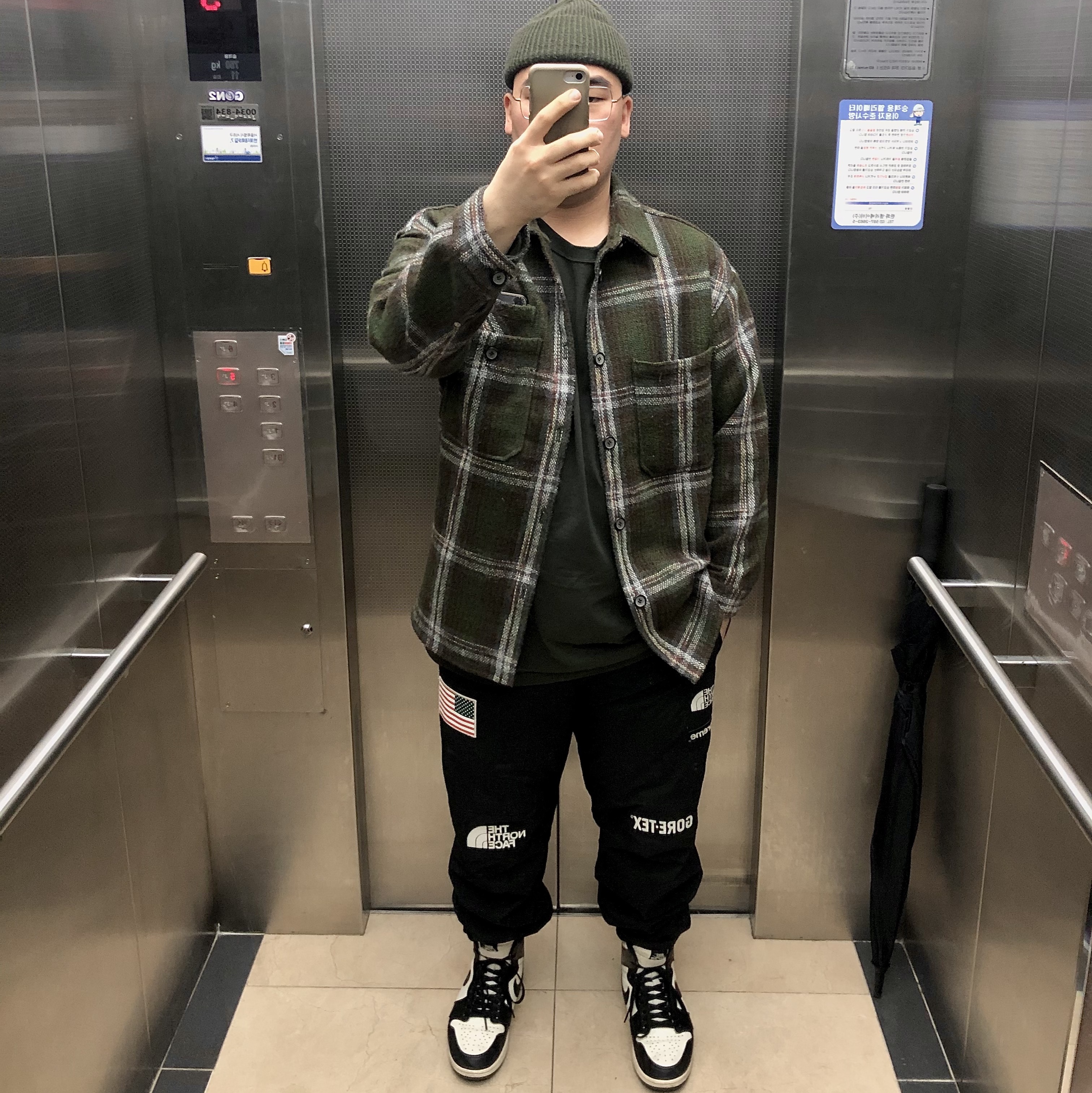 Jordan 1 Retro High OG Black Mocha, Supreme x The North Face Trans Antarctica Expedition Pullover Jacket Black - 17SS 착용 스타일