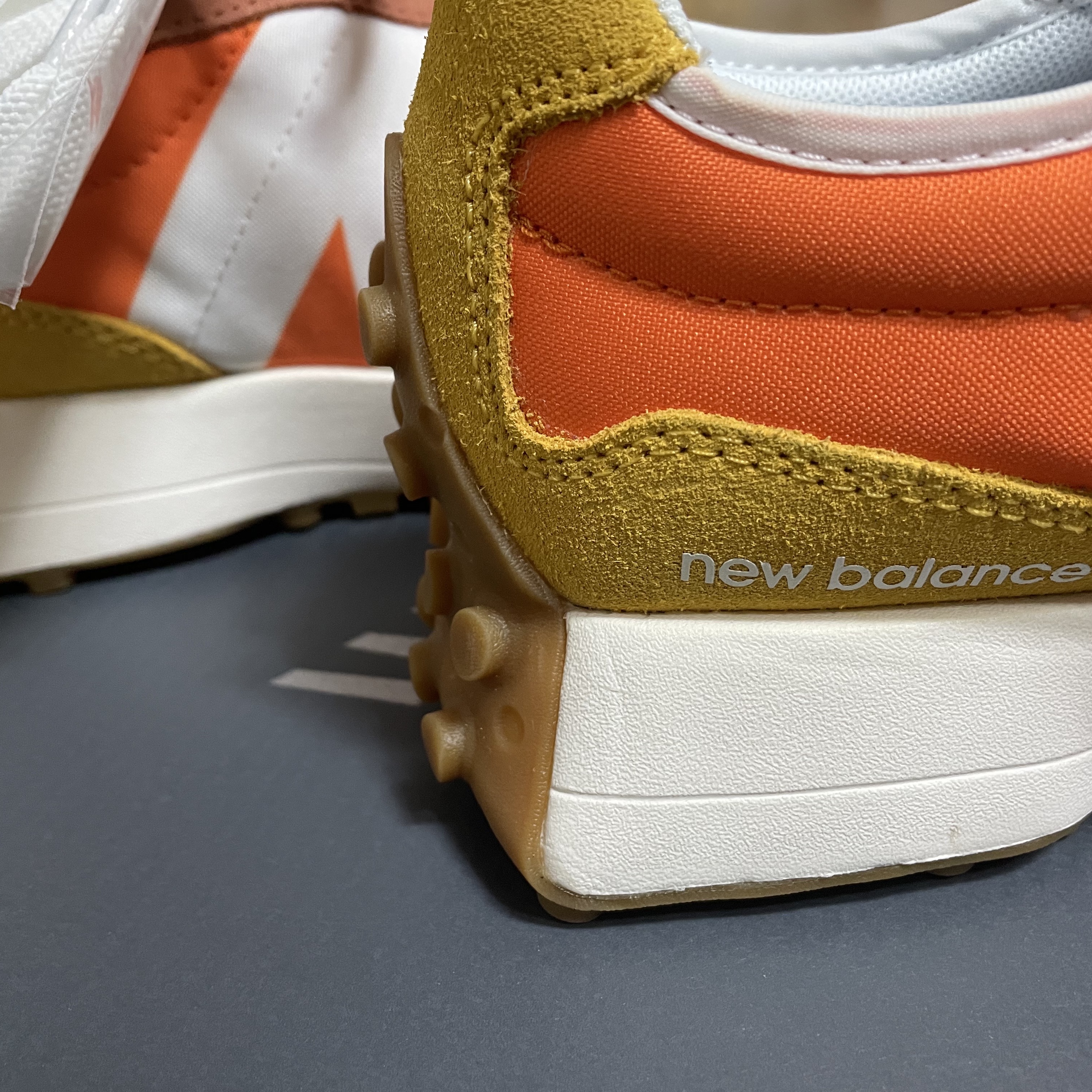New Balance 327 Orange 착용 스타일 - 2
