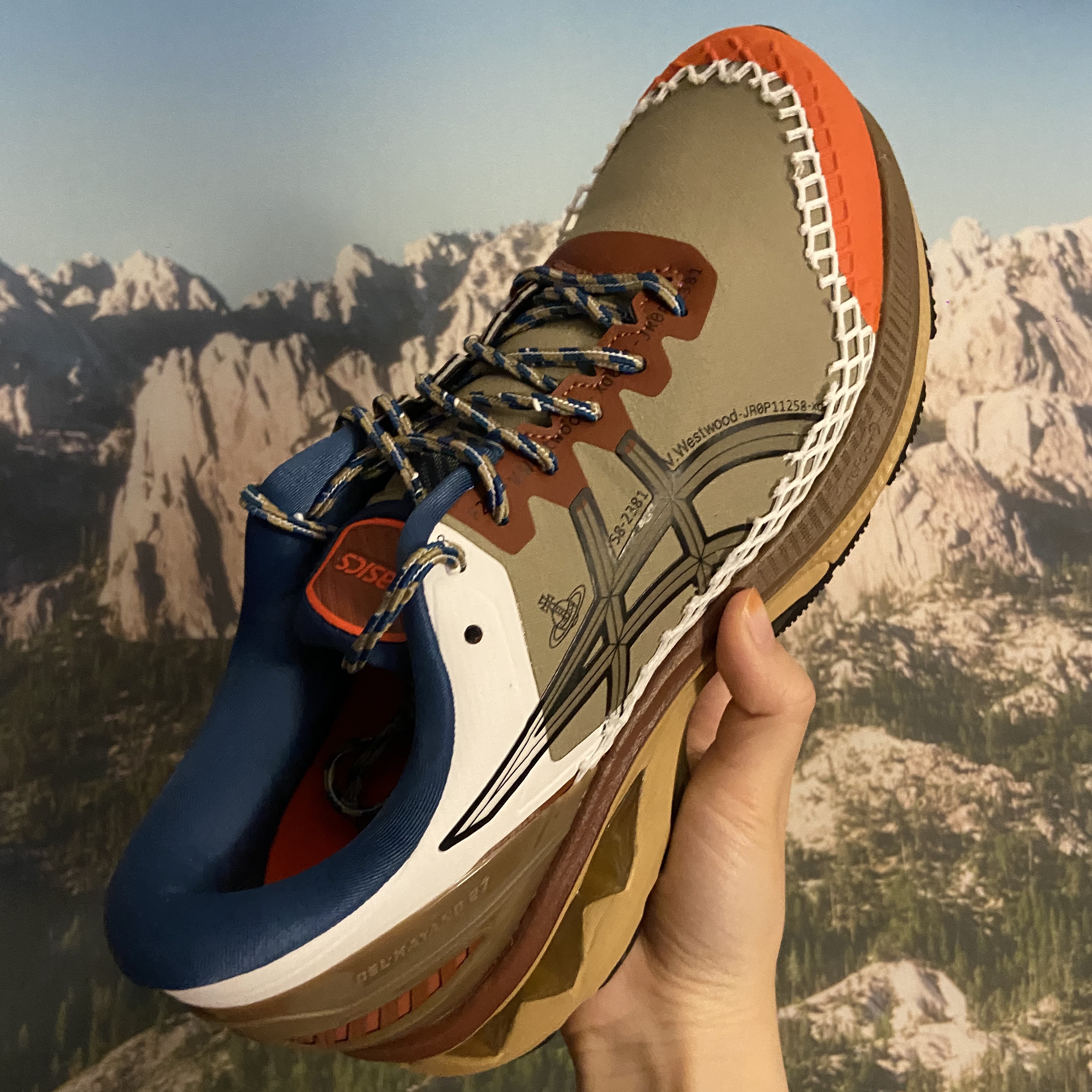 Asics x Vivienne Westwood Gel-Kayano 27 DE Ox Brown 착용 스타일 - 2