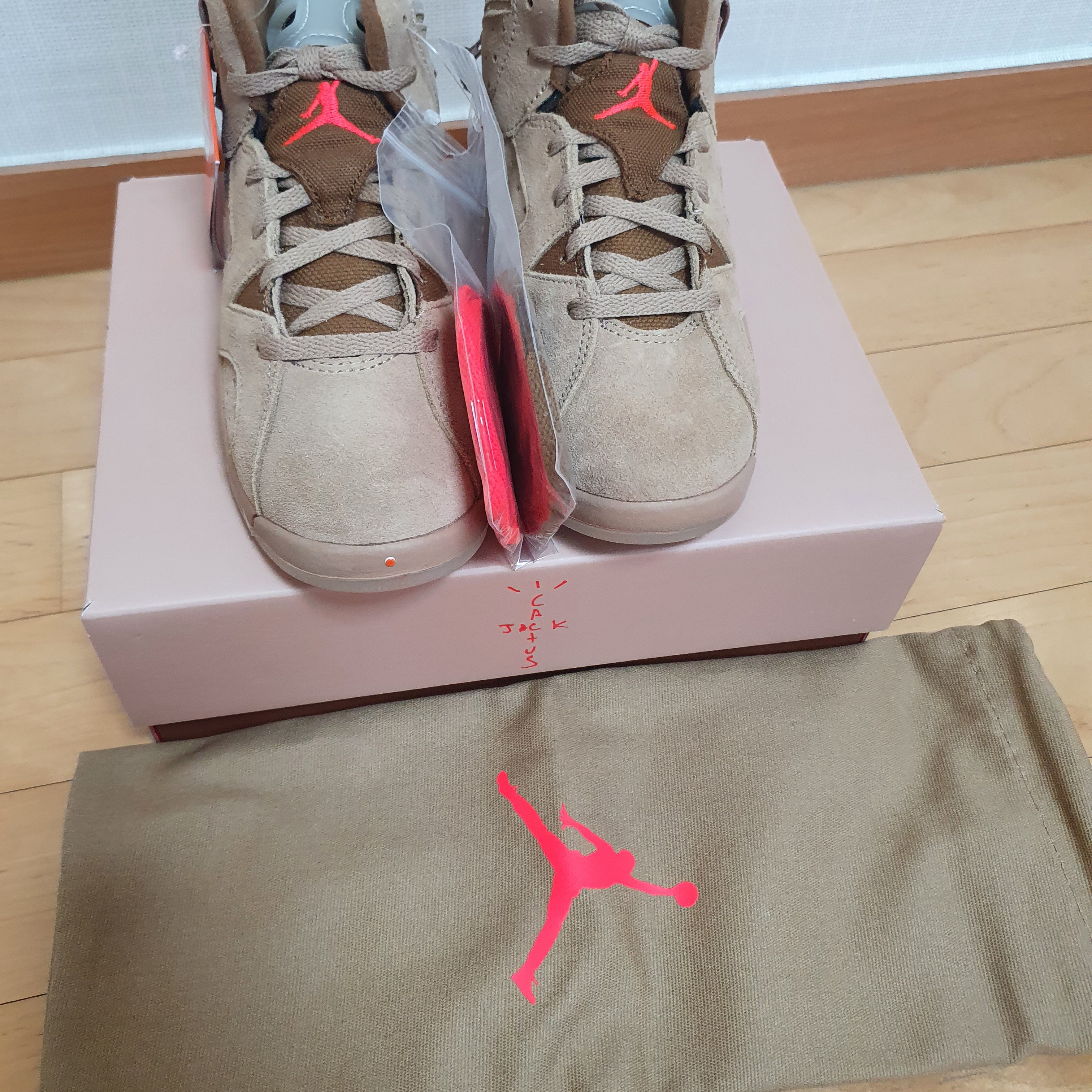 (PS) Jordan 6 x Travis Scott Retro SP British Khaki 착용 스타일 - 3