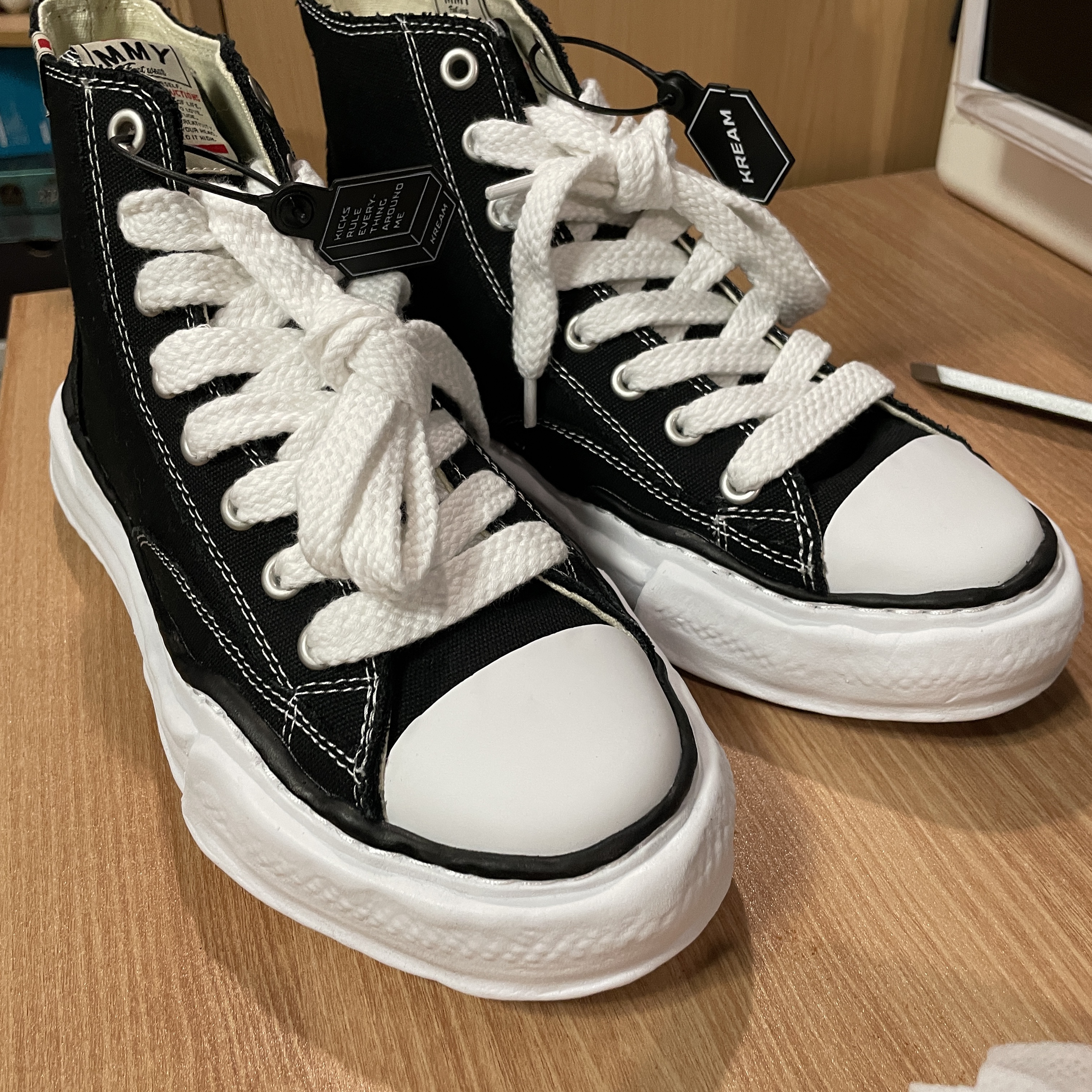 Maison Mihara Yasuhiro Peterson OG Sole Canvas High-top Sneakers Black 착용 스타일 - 3