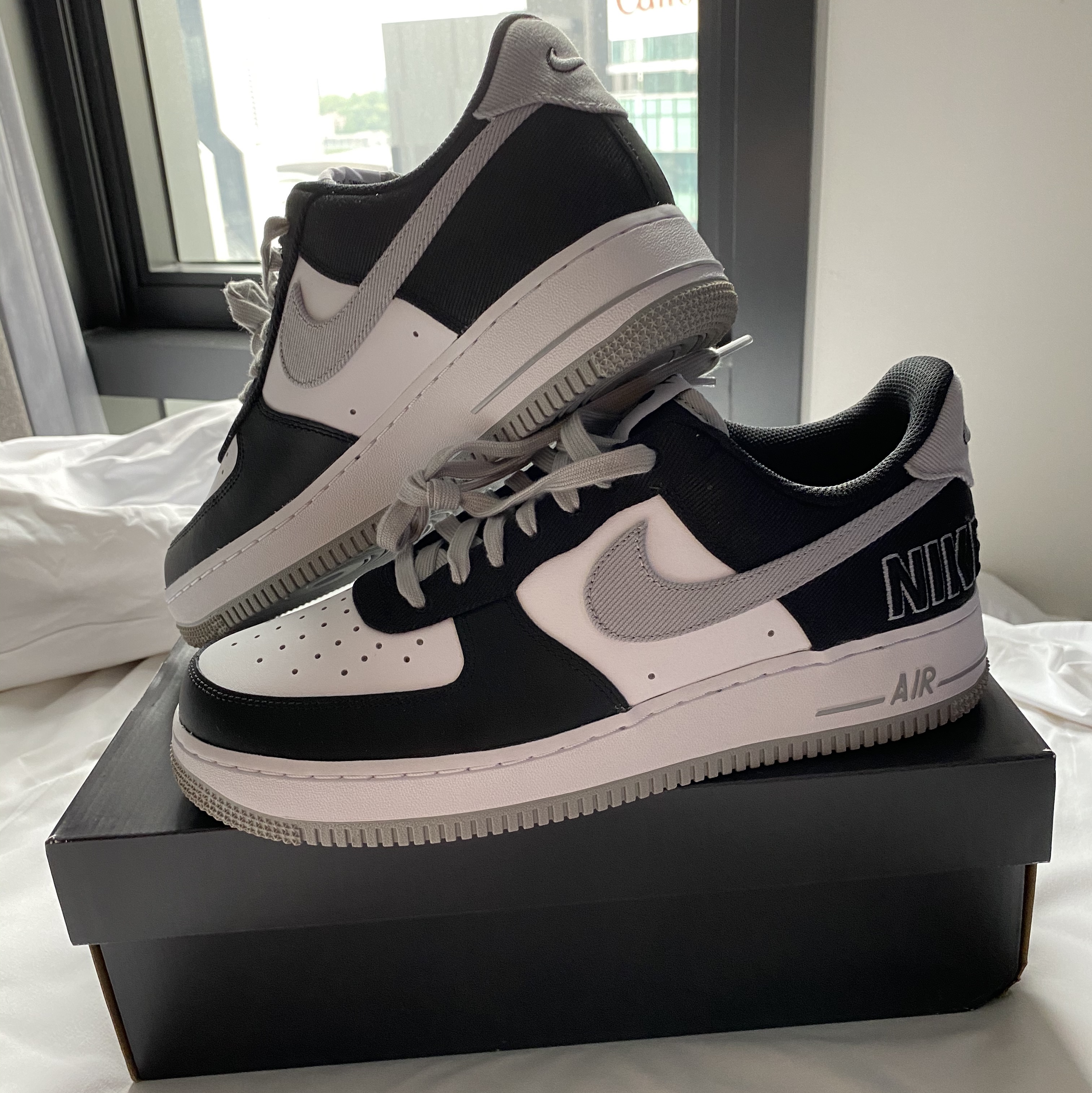 Nike Air Force 1 '07 LV8 EMB Black Silver 착용 스타일 - 1