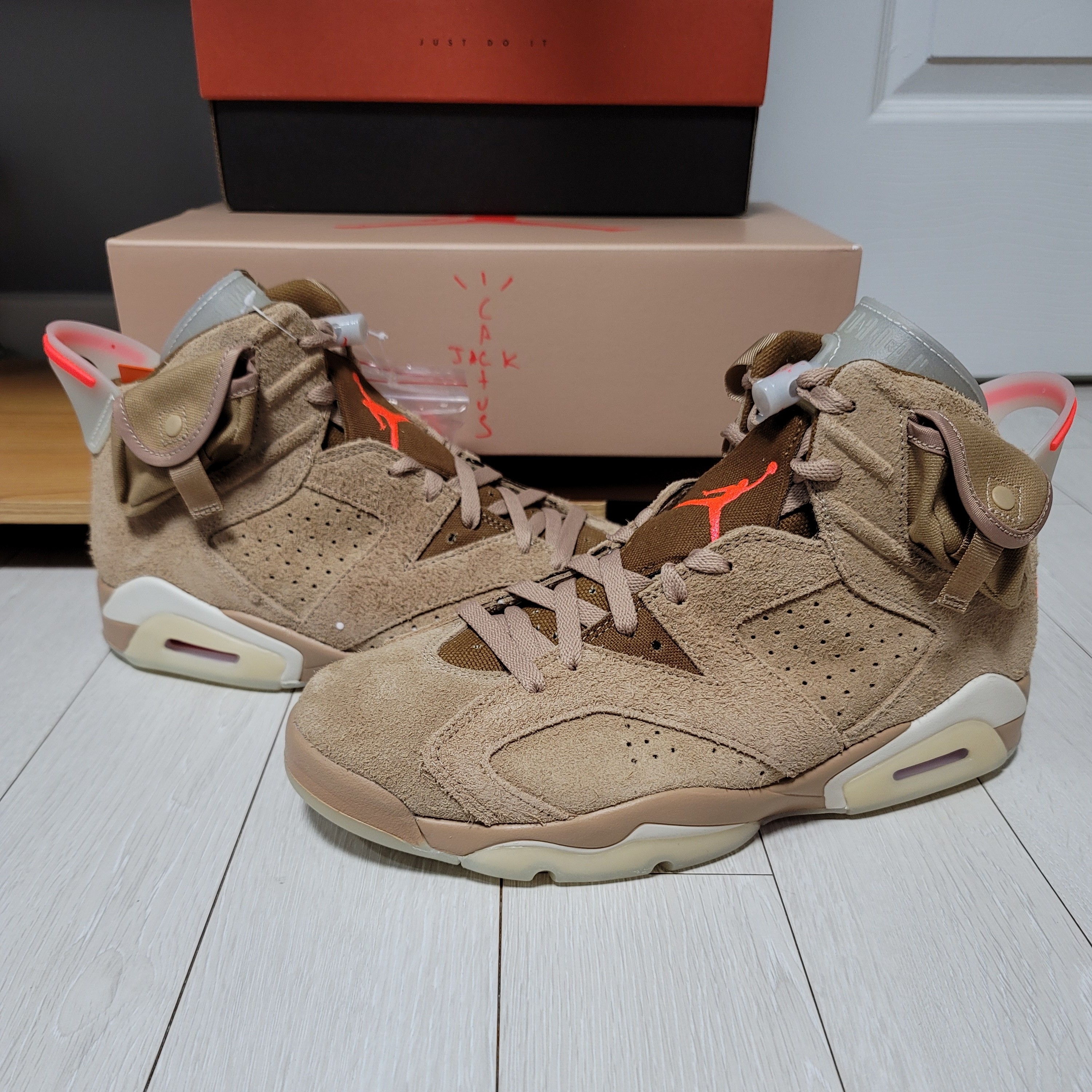 Jordan 6 x Travis Scott Retro SP British Khaki 착용 스타일