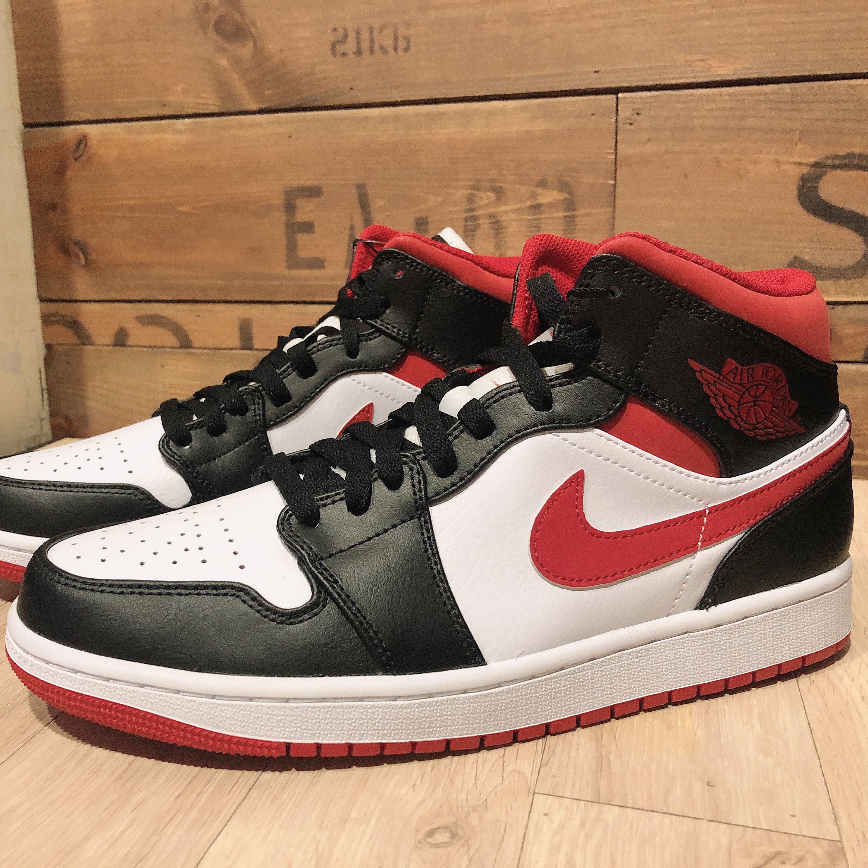 Jordan 1 Mid Gym Red Black White 착용 스타일 - 3