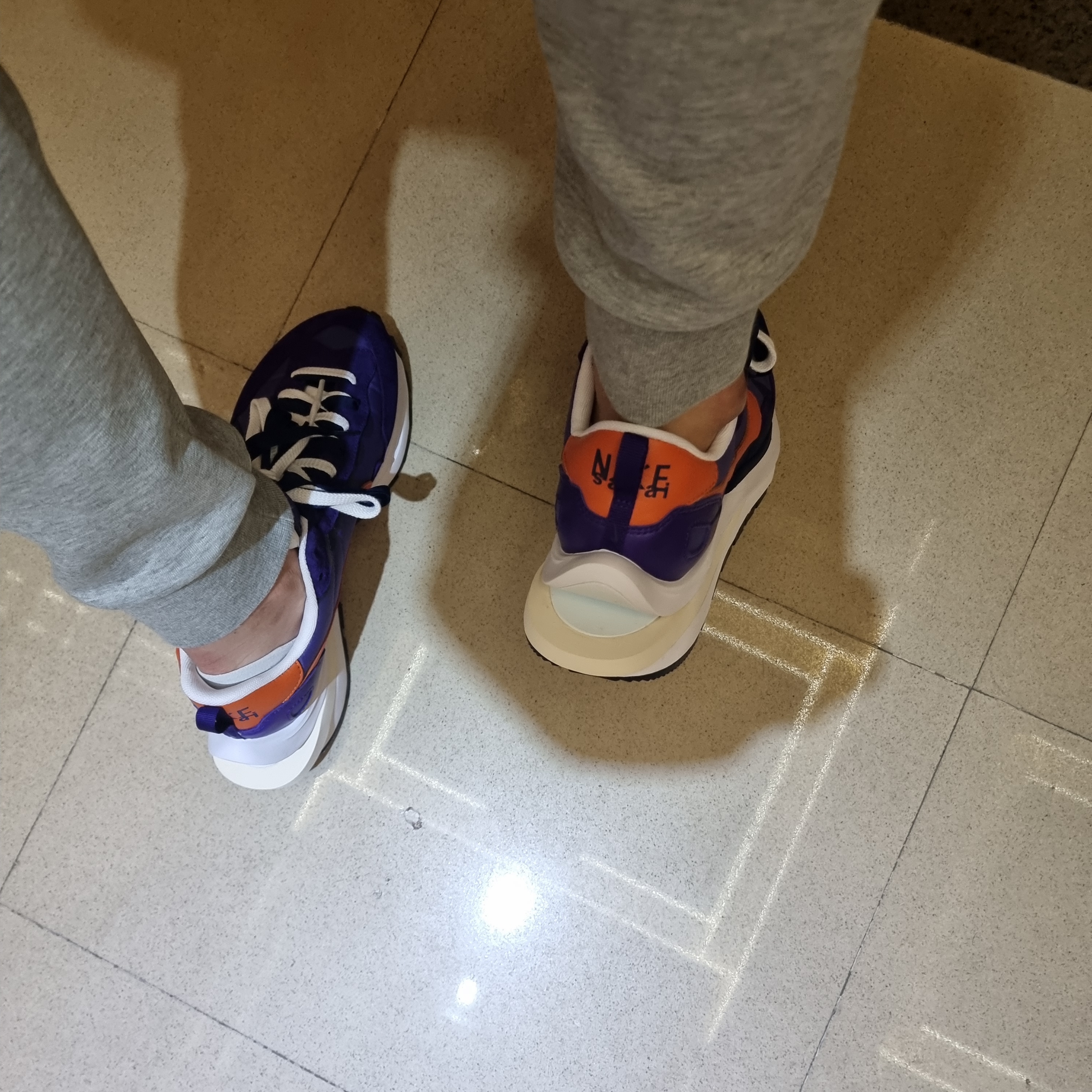 Nike x Sacai VaporWaffle Dark Iris 착용 스타일 - 2