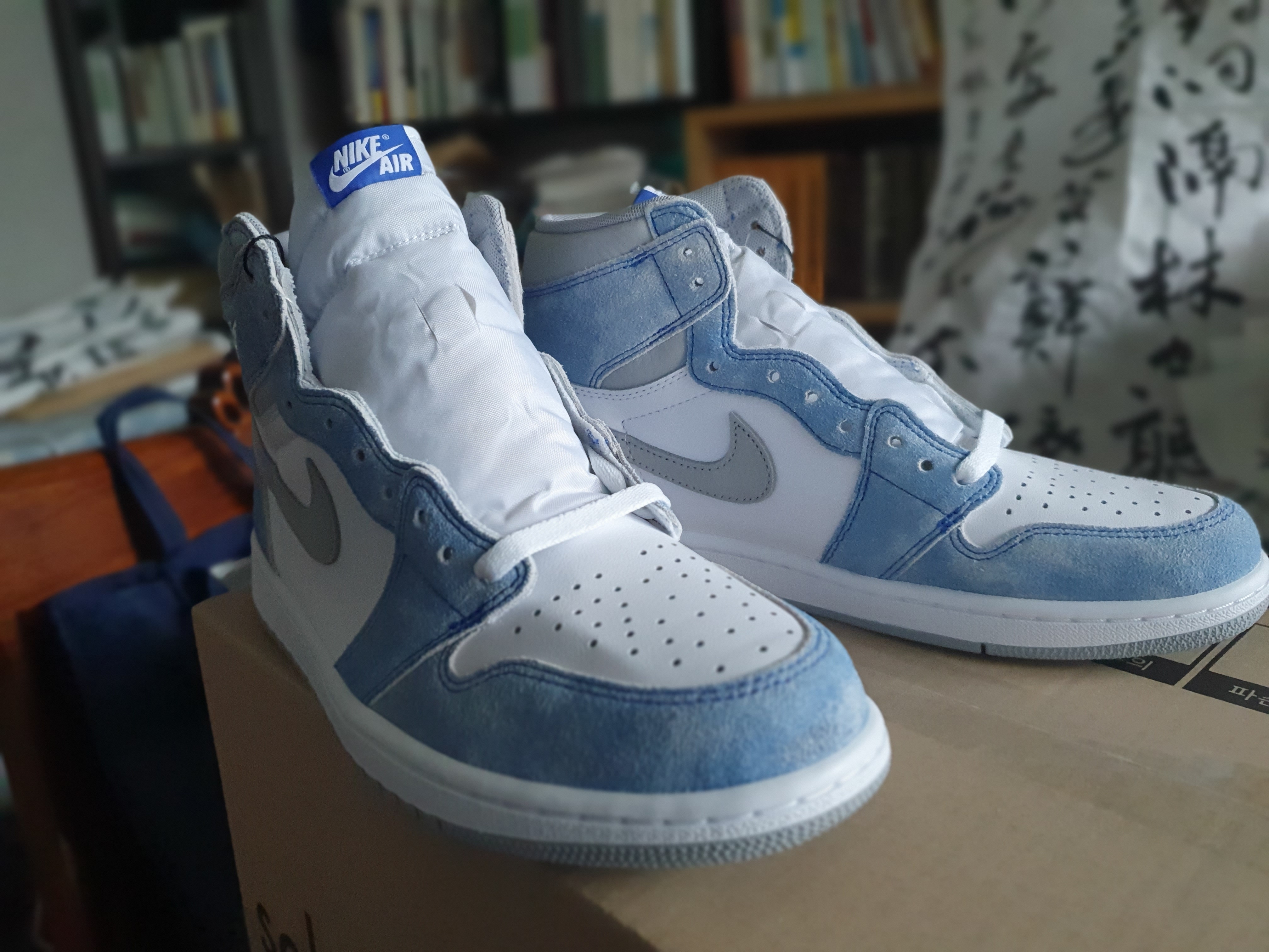 Jordan 1 Retro High OG Hyper Royal 착용 스타일 - 1