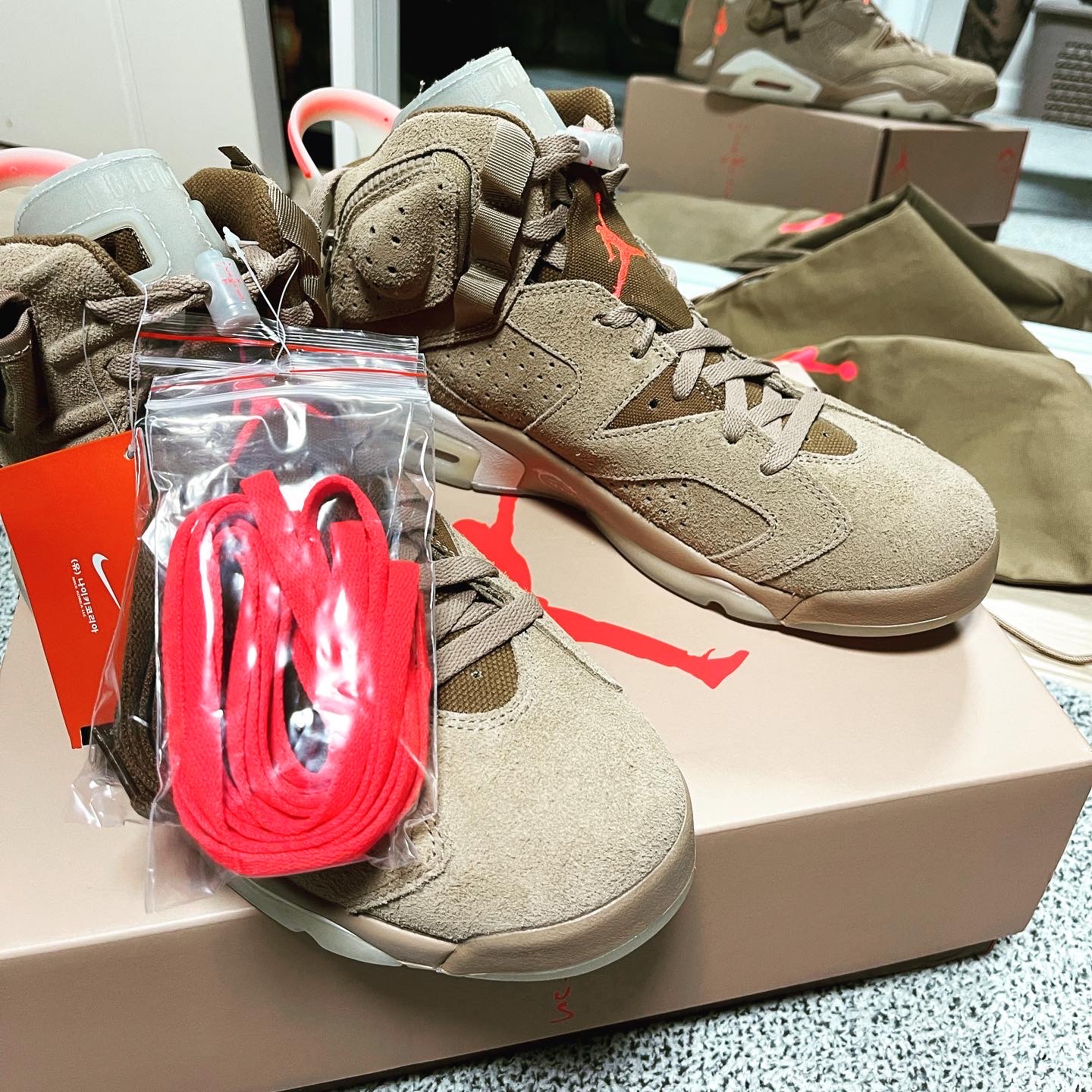 Jordan 6 x Travis Scott Retro SP British Khaki, Jordan 6 Retro Carmine 2021 착용 스타일 - 2