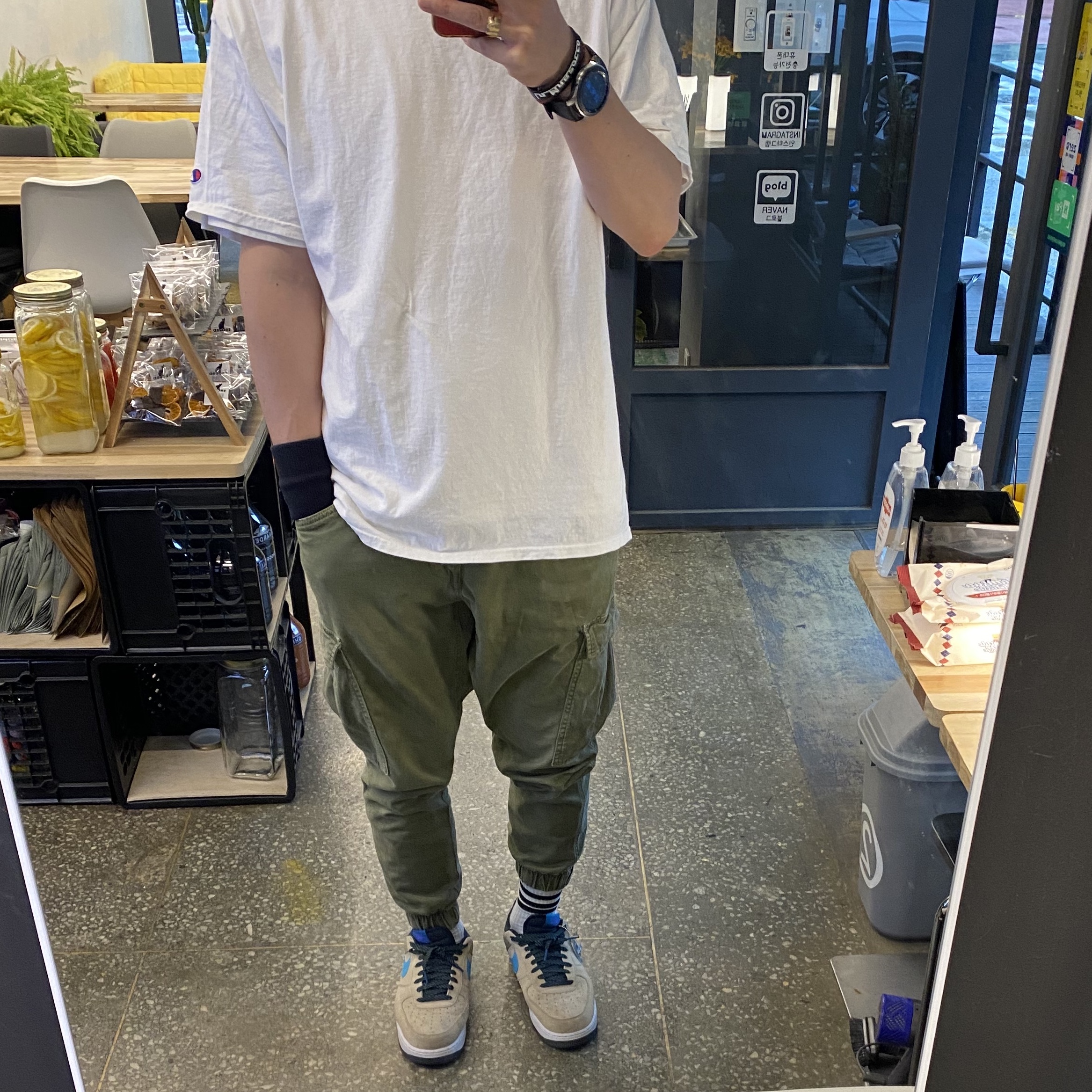 Nike Air Force 1 '07 LV8 2 Khaki 착용 스타일 - 1