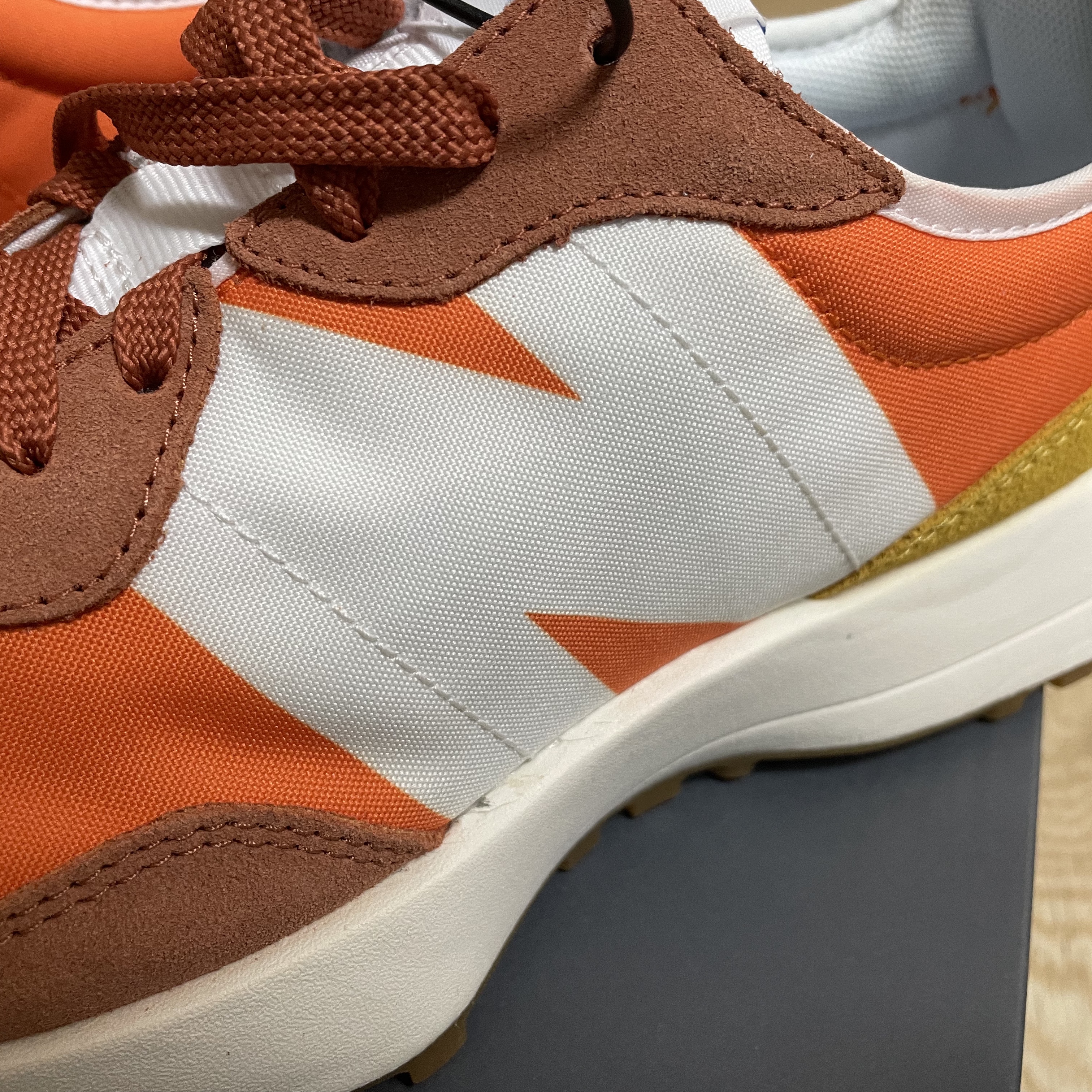 New Balance 327 Orange 착용 스타일 - 4