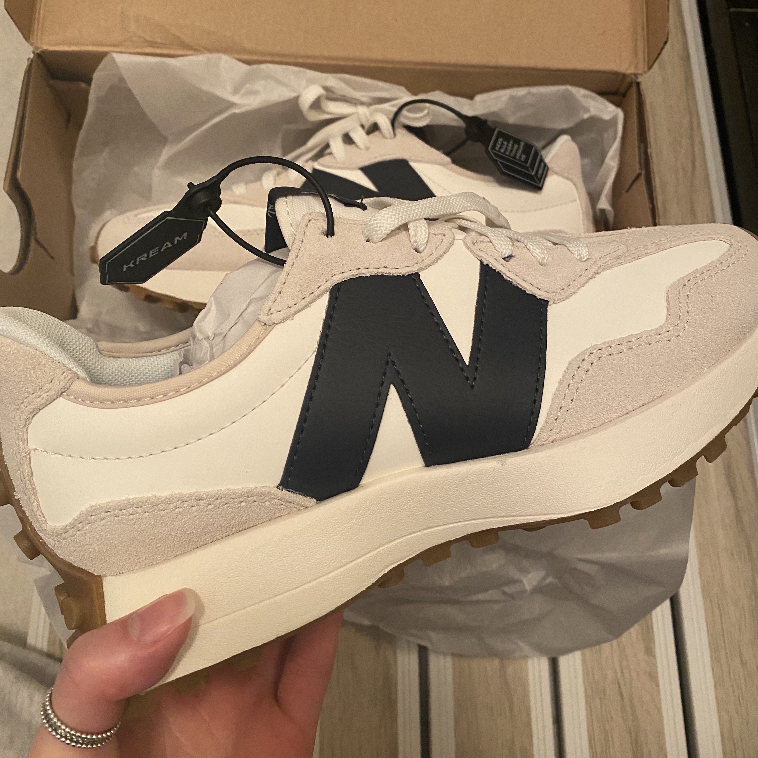 (W) New Balance 327 Beige Gum 착용 스타일