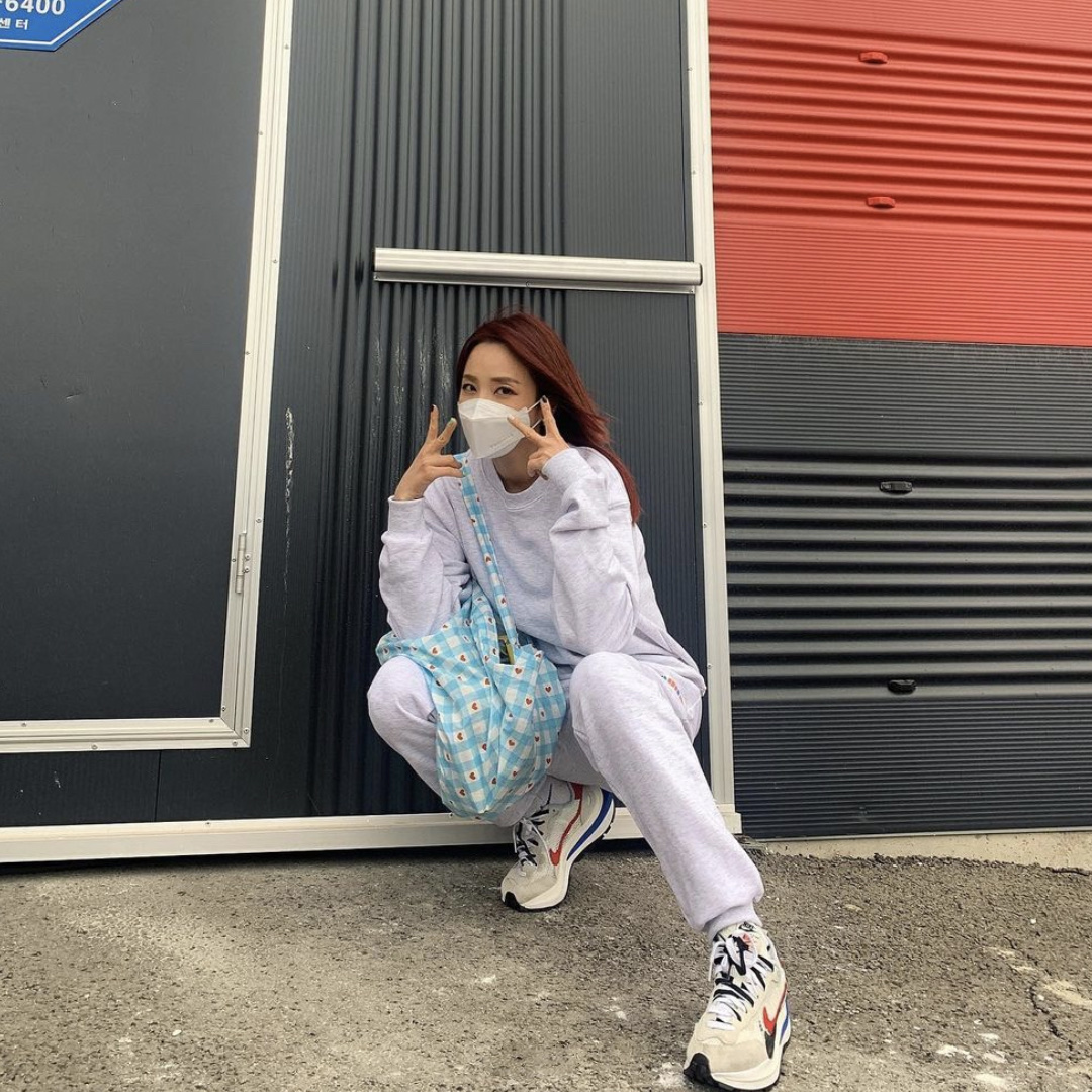Nike x Sacai VaporWaffle Royal Fuchsia 착용 스타일 - 3